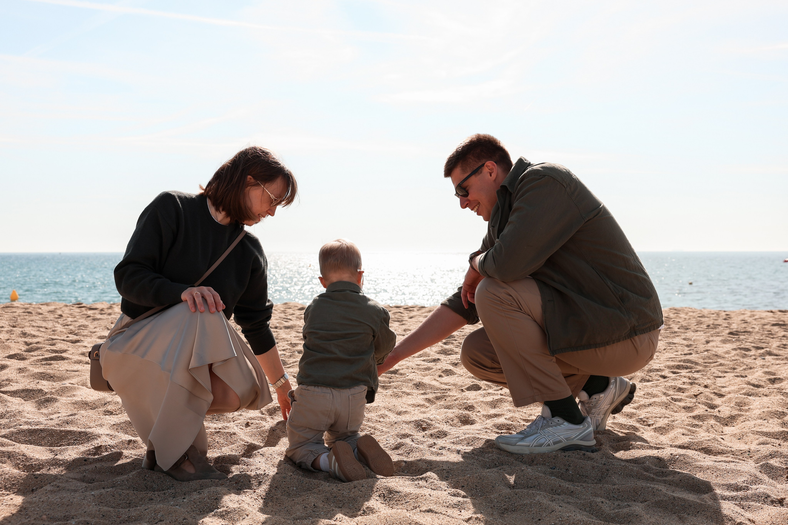 Seashore with a toddler. Natalia Zhuravleva|family, newborn, maternity photographer in Barcelona