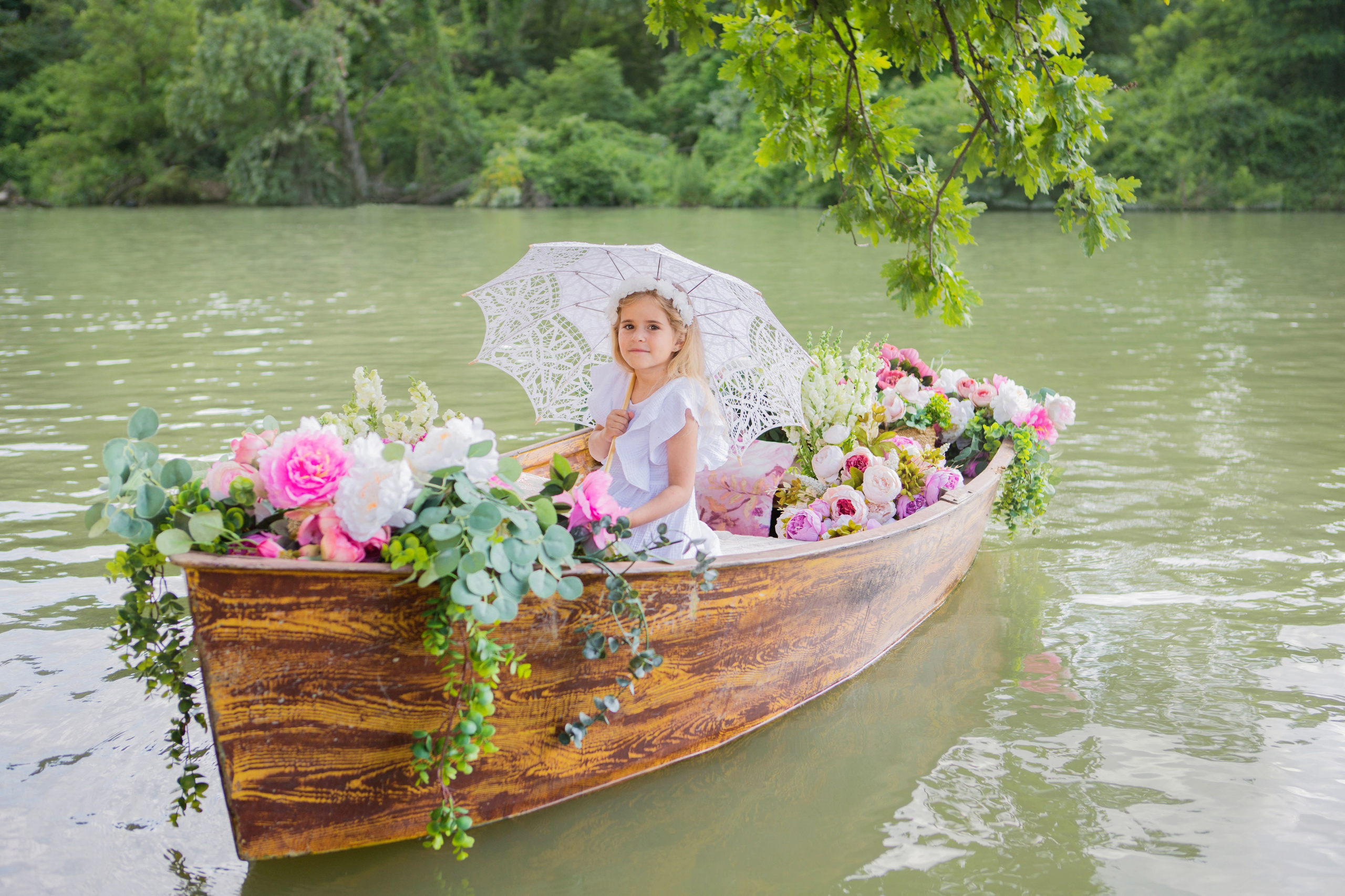 Лодка с пионами. Свадебный семейный и детский фотограф в Краснодаре Карина Федоровская