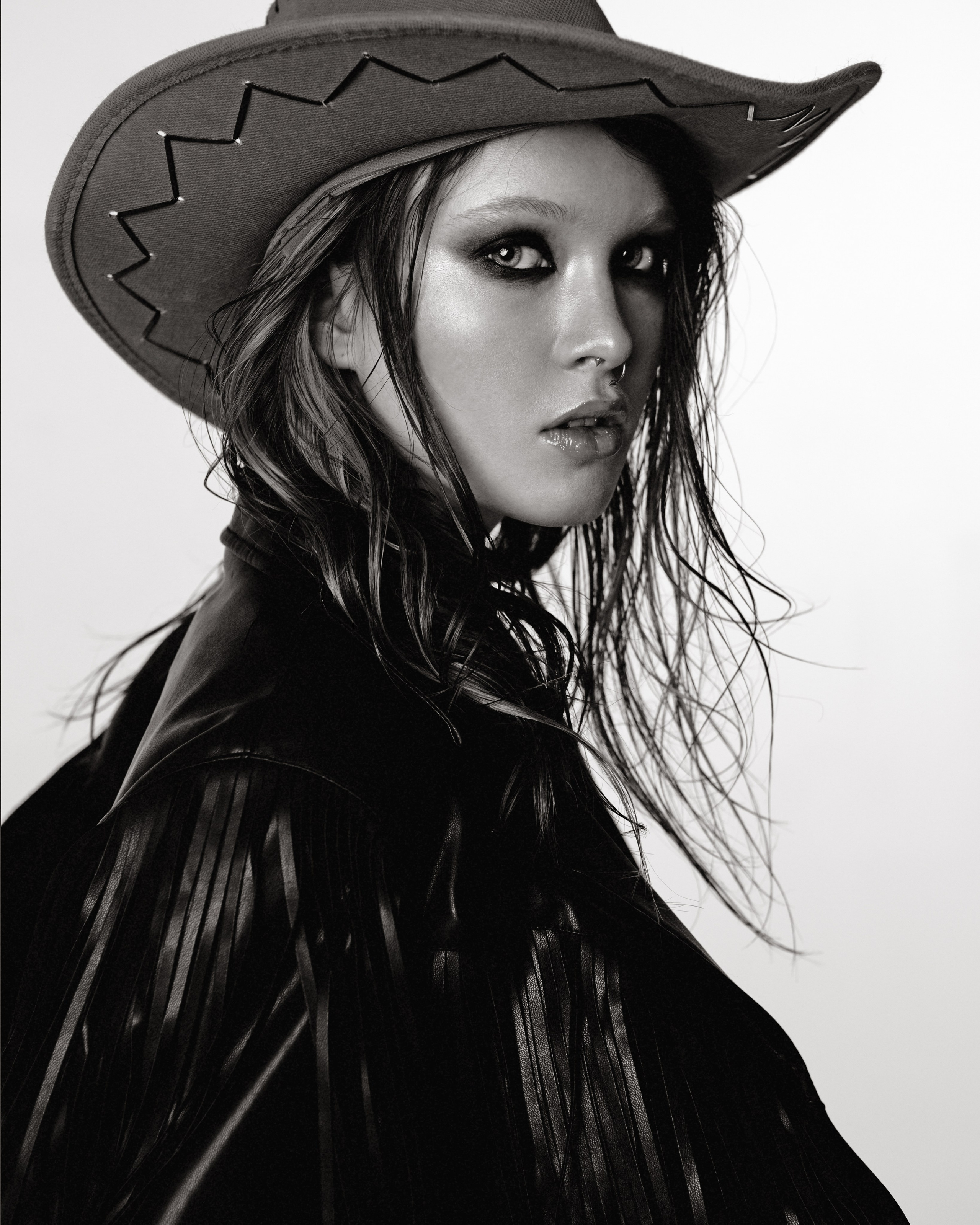 Портрет девушки в кожаной куртке, студийная фотосессия в Москве, по отличной цене. Индивидуальный подход к каждому клиенту. Один из лучших фотографов в Москве - Егор Садовой 