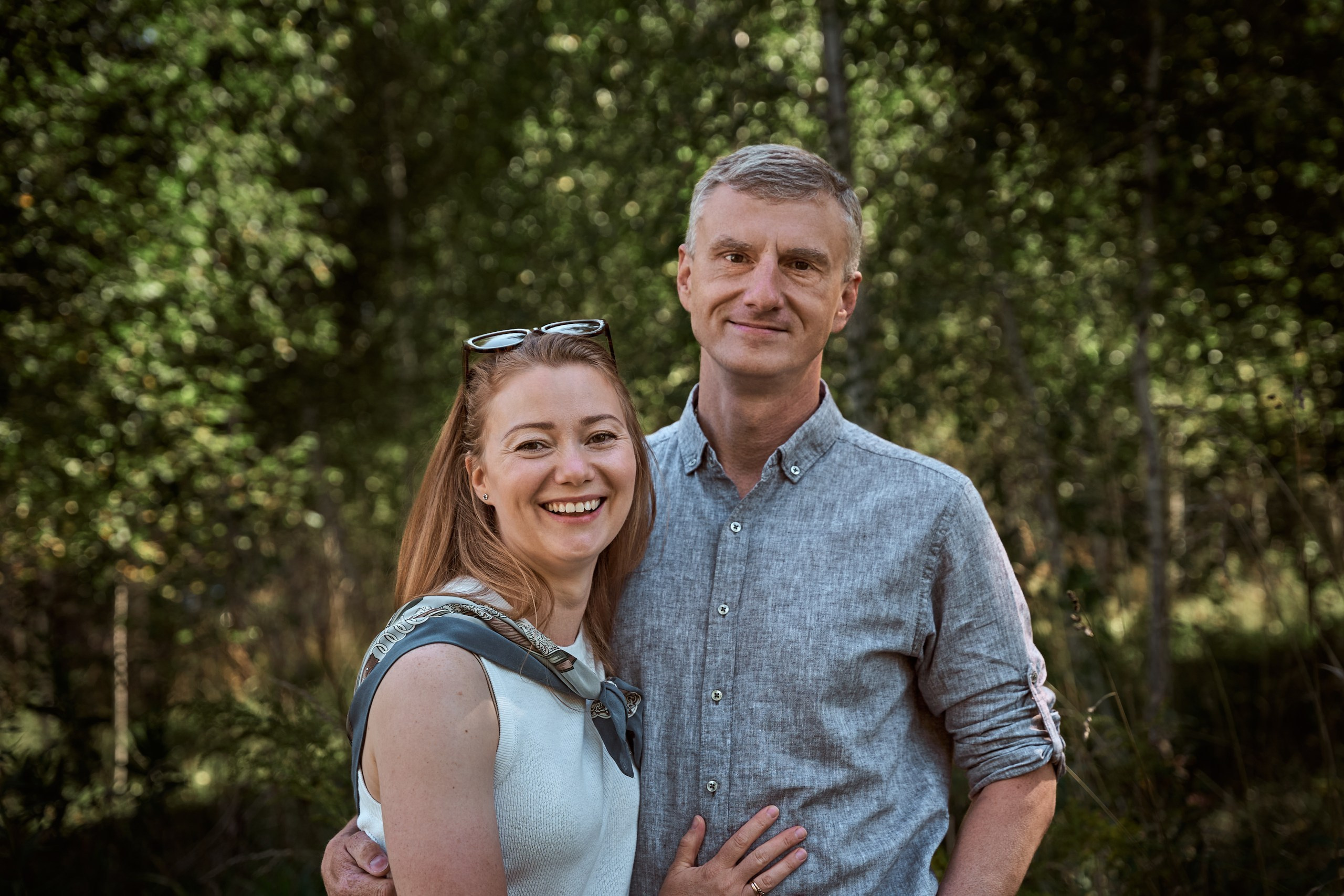 родители позируют фотографу