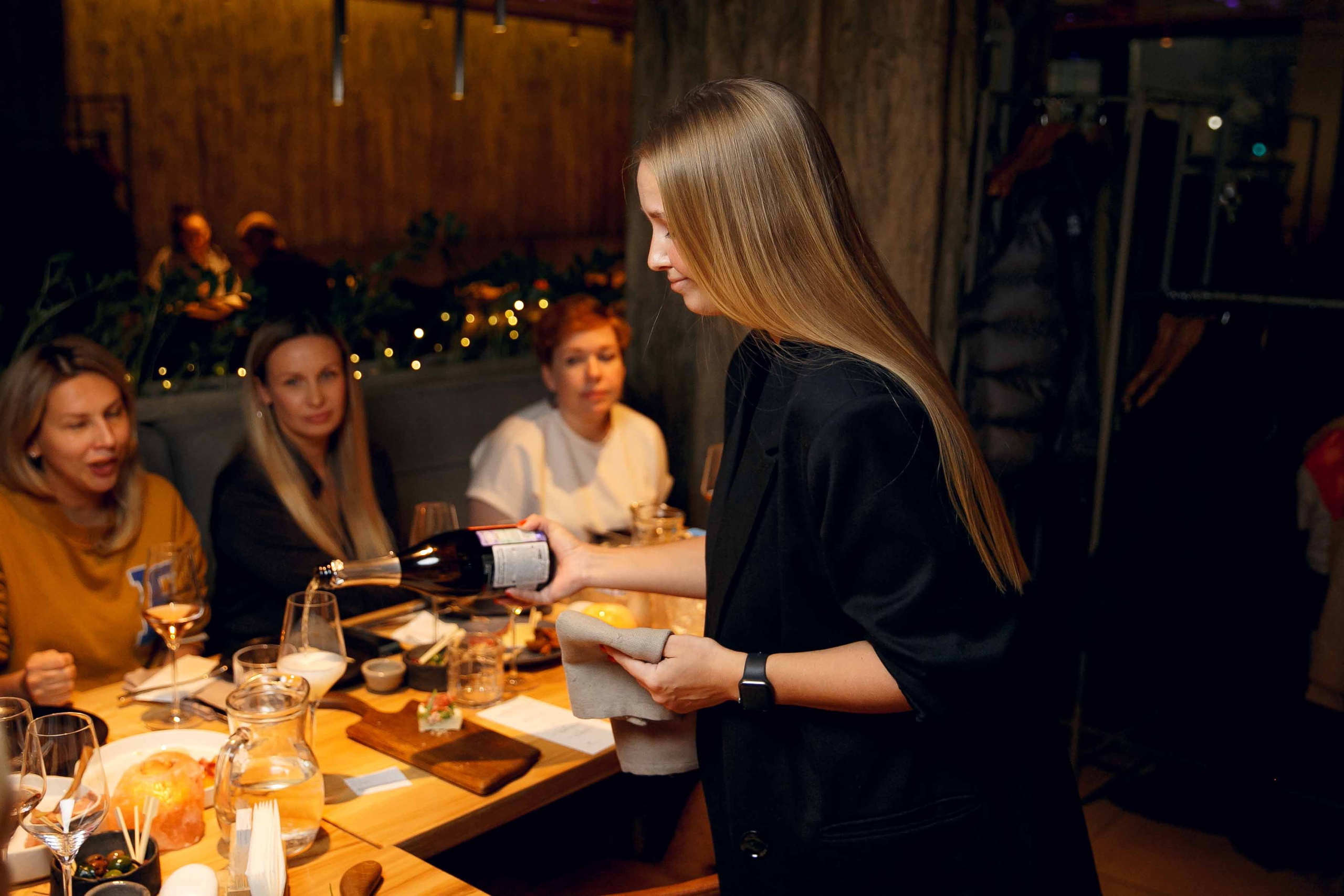 Винный вечер в «Сказке». Ваш репортажный фотограф Артемий Антонов