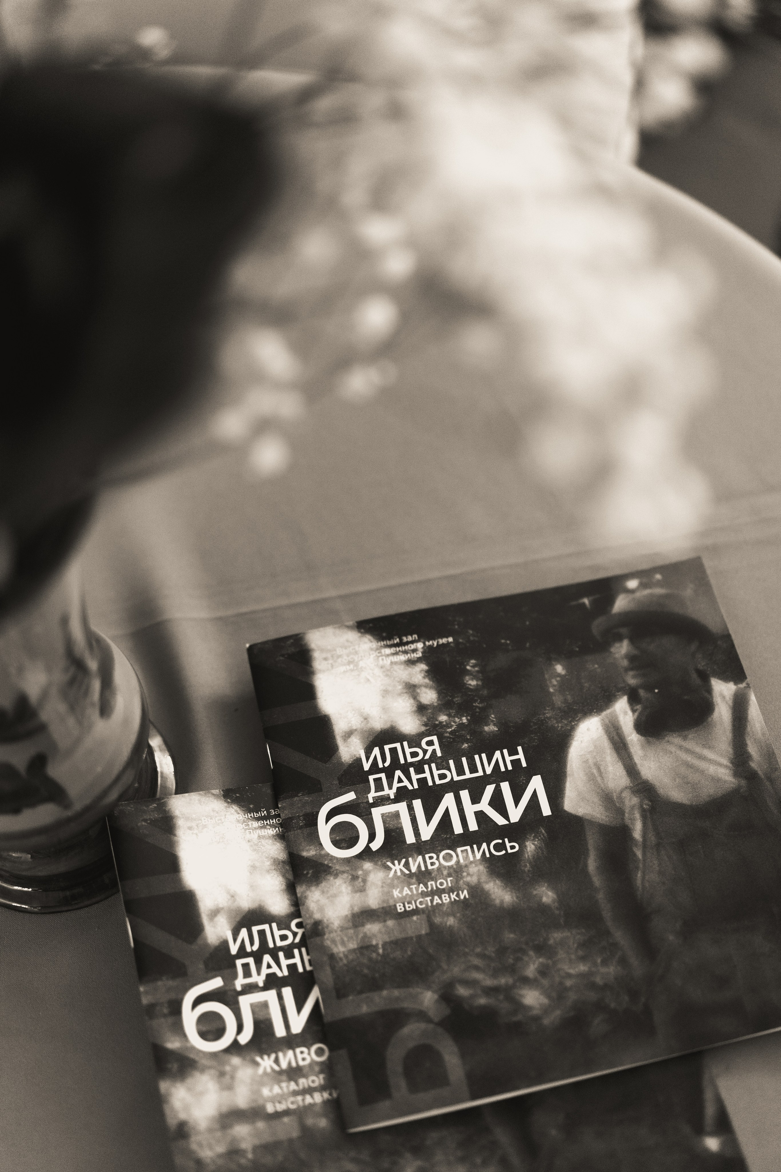 Съёмка открытия вытсавки художника Ильи Даньшина. Лиза Фирстова — самый добрый фотограф