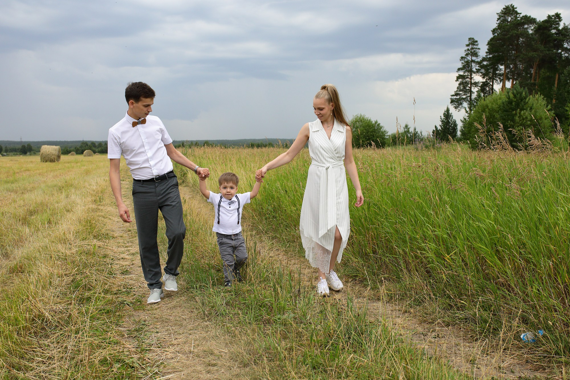 семья прогулка в поле