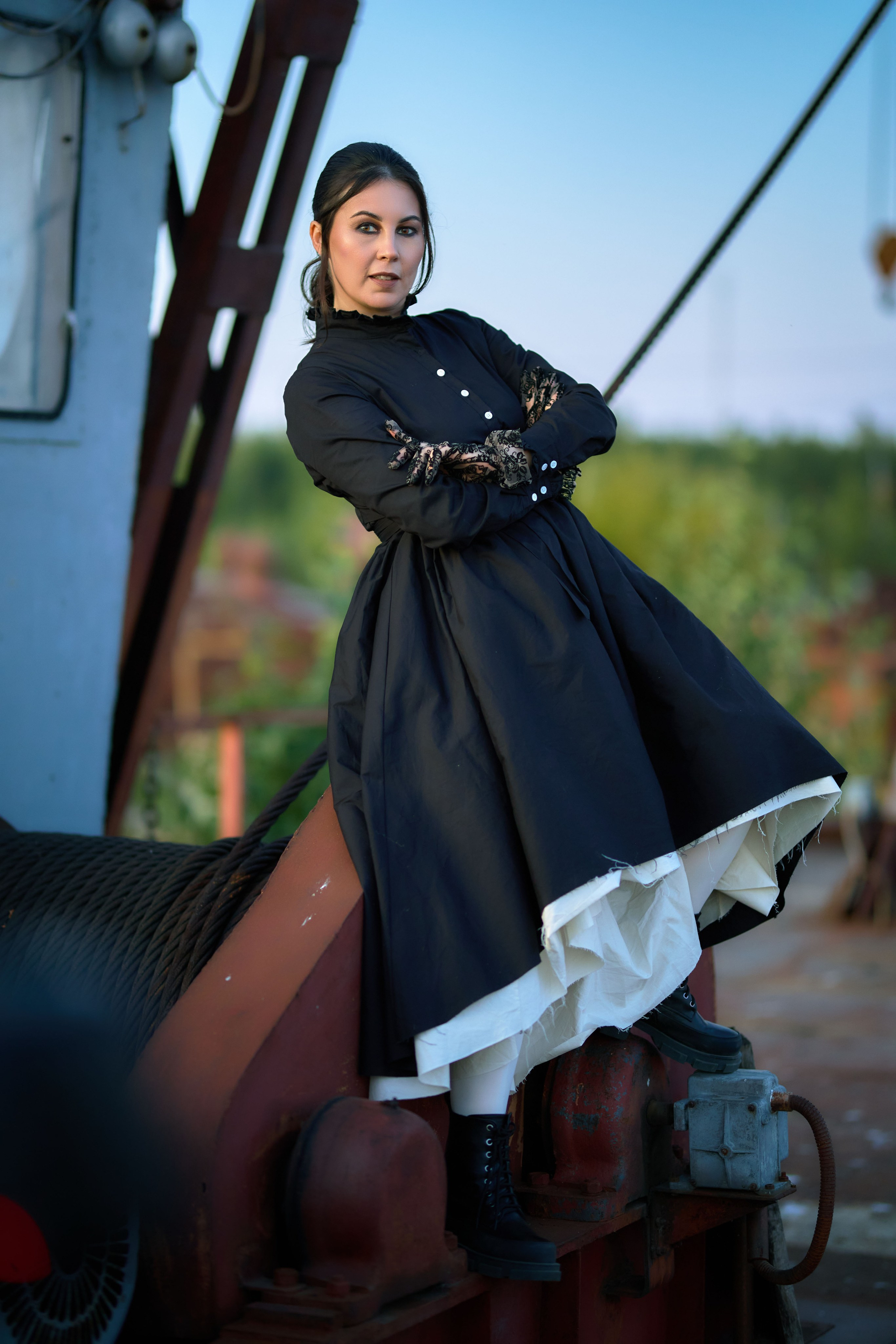 тематическая фотосессия в черном платье на старой барже на волге