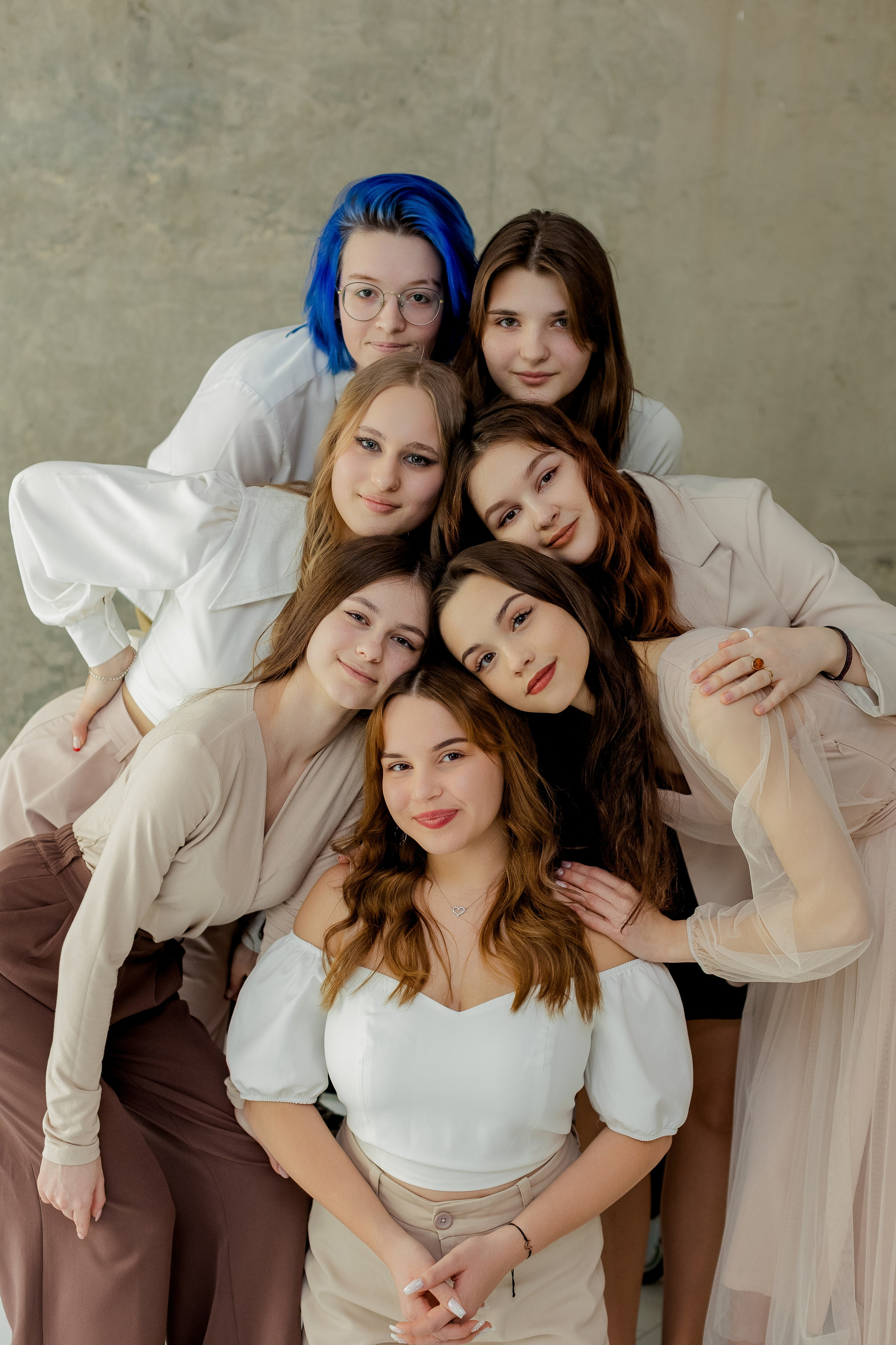 Девушки прижались друг к другу лицами