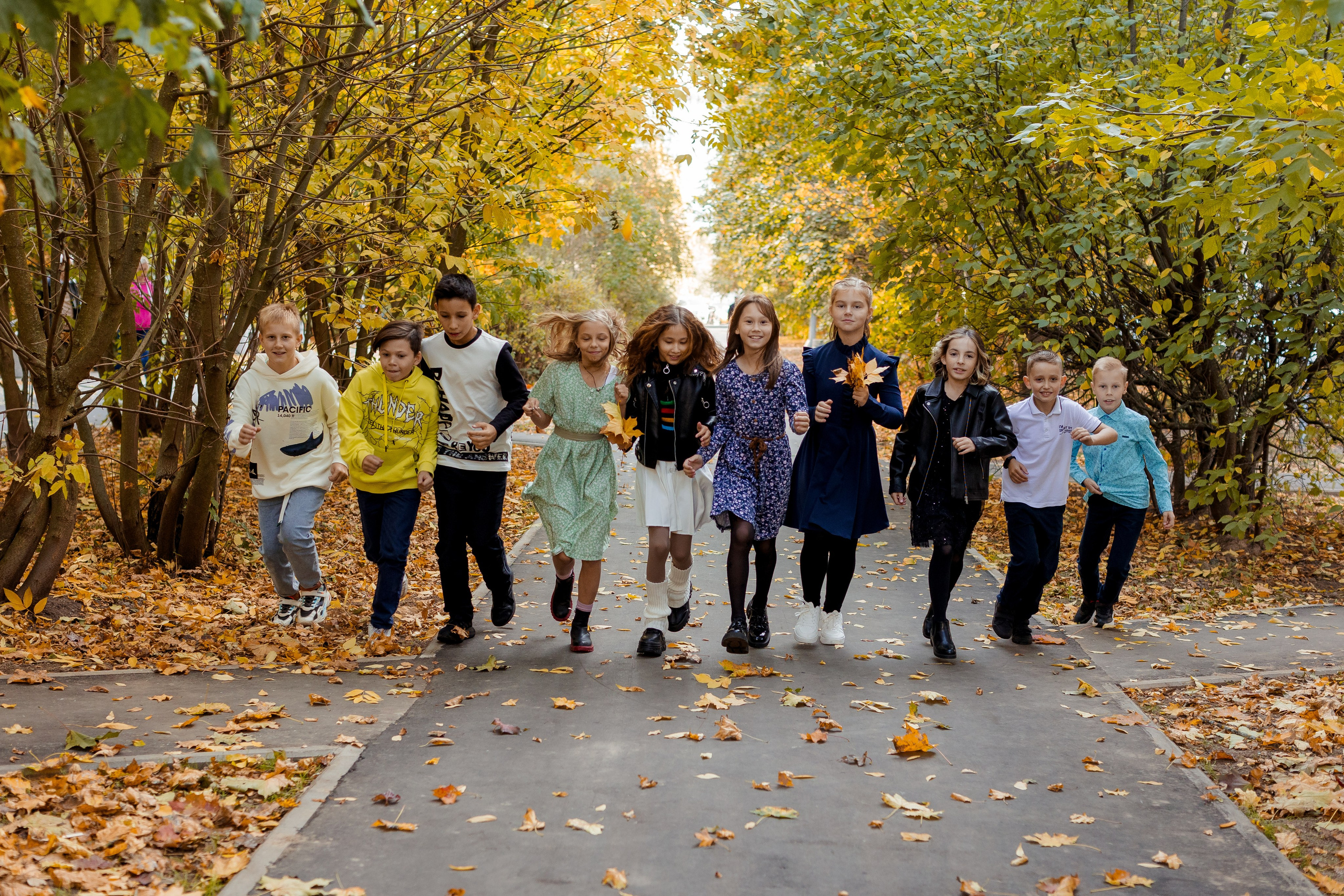 Девочки весело бегут в парке