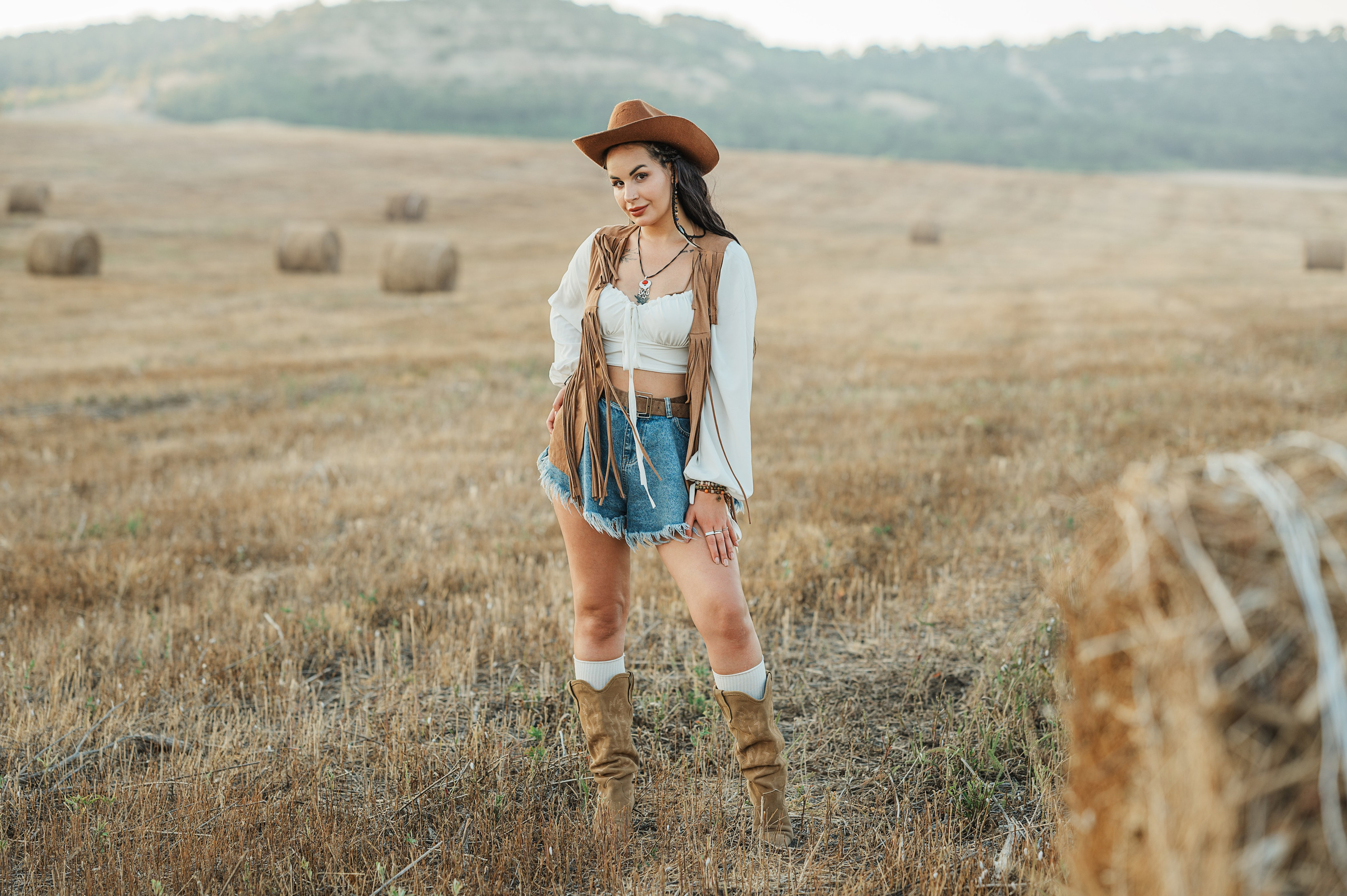 Фотосессия в стиле кантри на закате в стогах сена. Идеи для фотосессии в Крыму. Фотограф в Симферополе и по Крыму Ольга Топоривская. Лучшие места для фотосессий в Крыму.