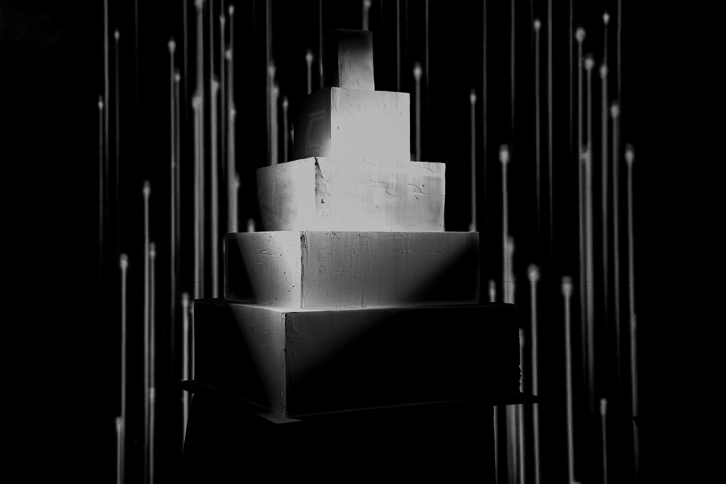 Здравствуйте! Я свадебный фотограф из Ульяновска, работаю в том числе по всей России и с выездом за границу. Снимаю свадьбы, lovestory, корпоративы, светский репортаж. Провожу обучение по фотографии, мастер-классы и воркшопы для других фотографов.