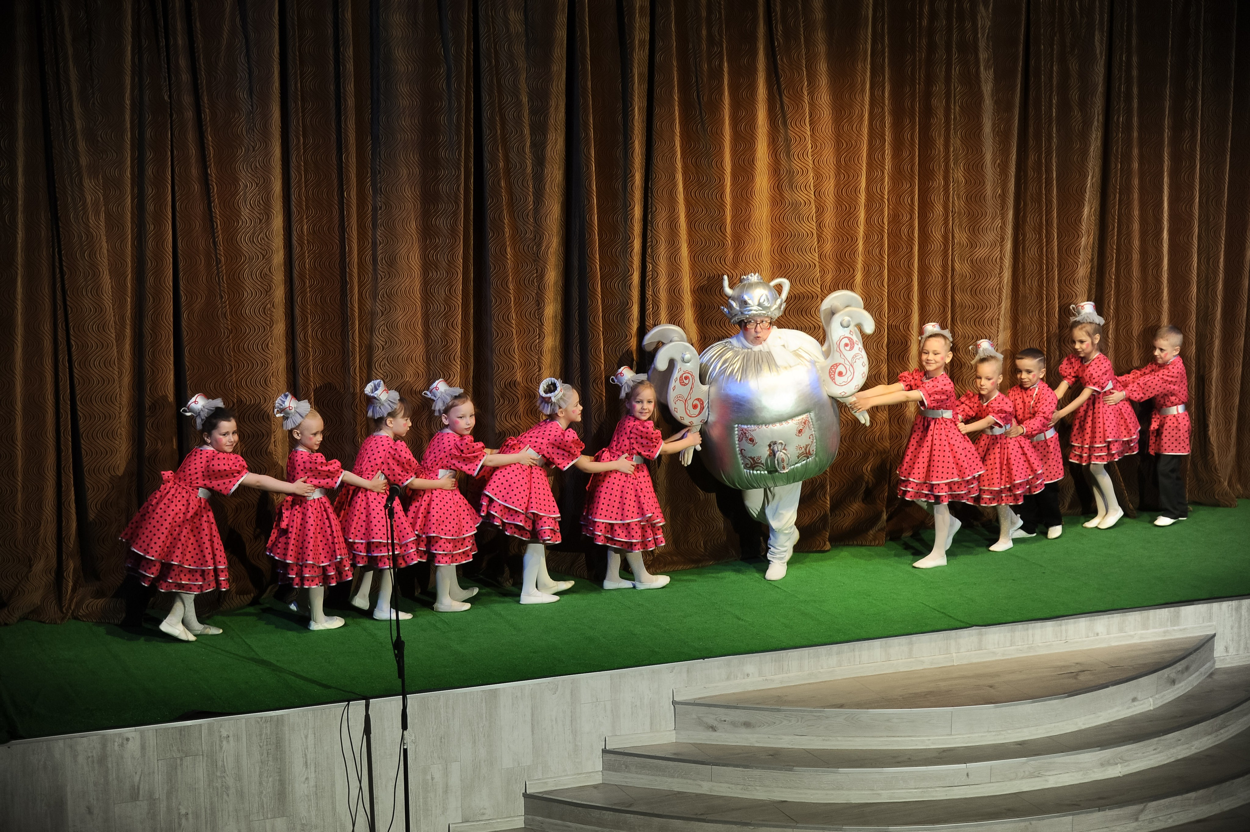 Выпускной 2025, детский центр «Самовар». Фотограф Олег Юршевич Солигорск Минск