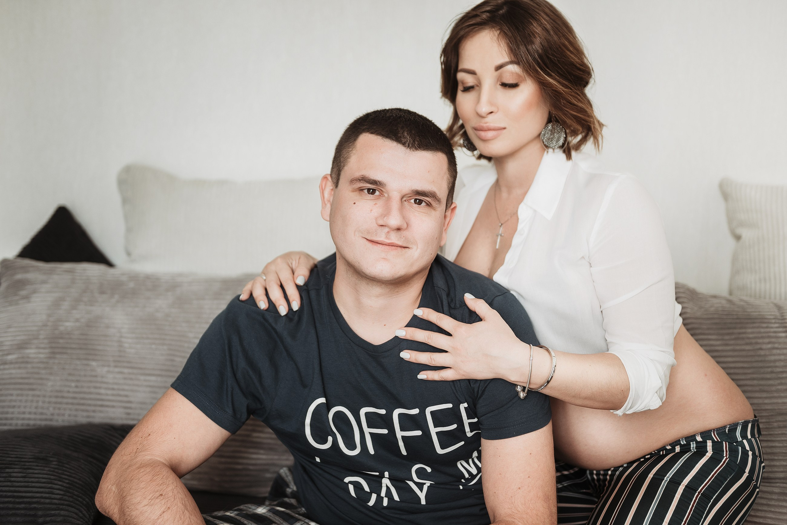 Домашняя фотосессия «в ожидании». Фотограф и AI-креатор в Ростове-на-Дону Евгения Лесняк