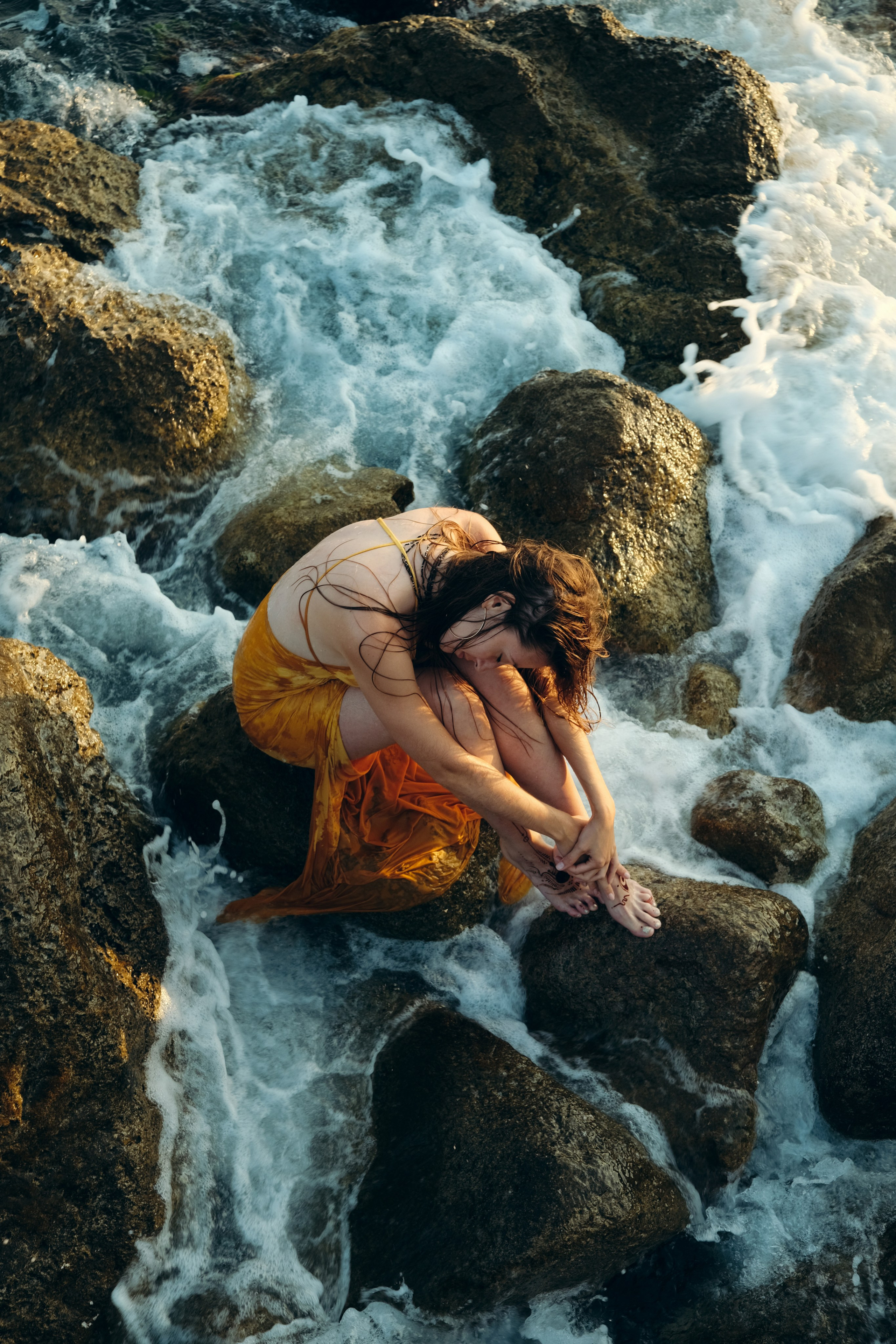 Фотосессия в Севастополе и Крыму. Девушка на побережье среди камней