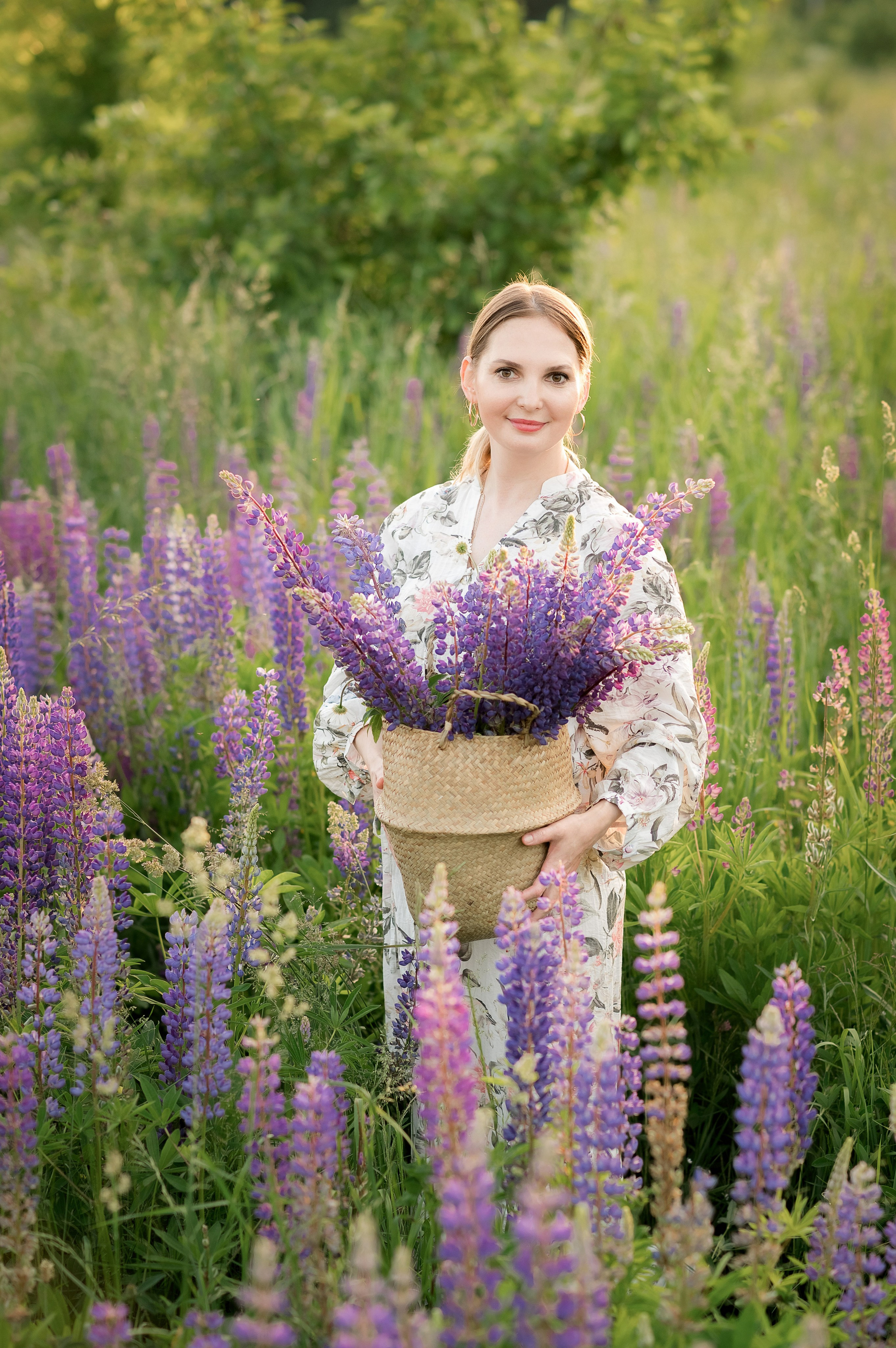 Уличная летняя фотосессия мамы и малышки в люпиновом поле