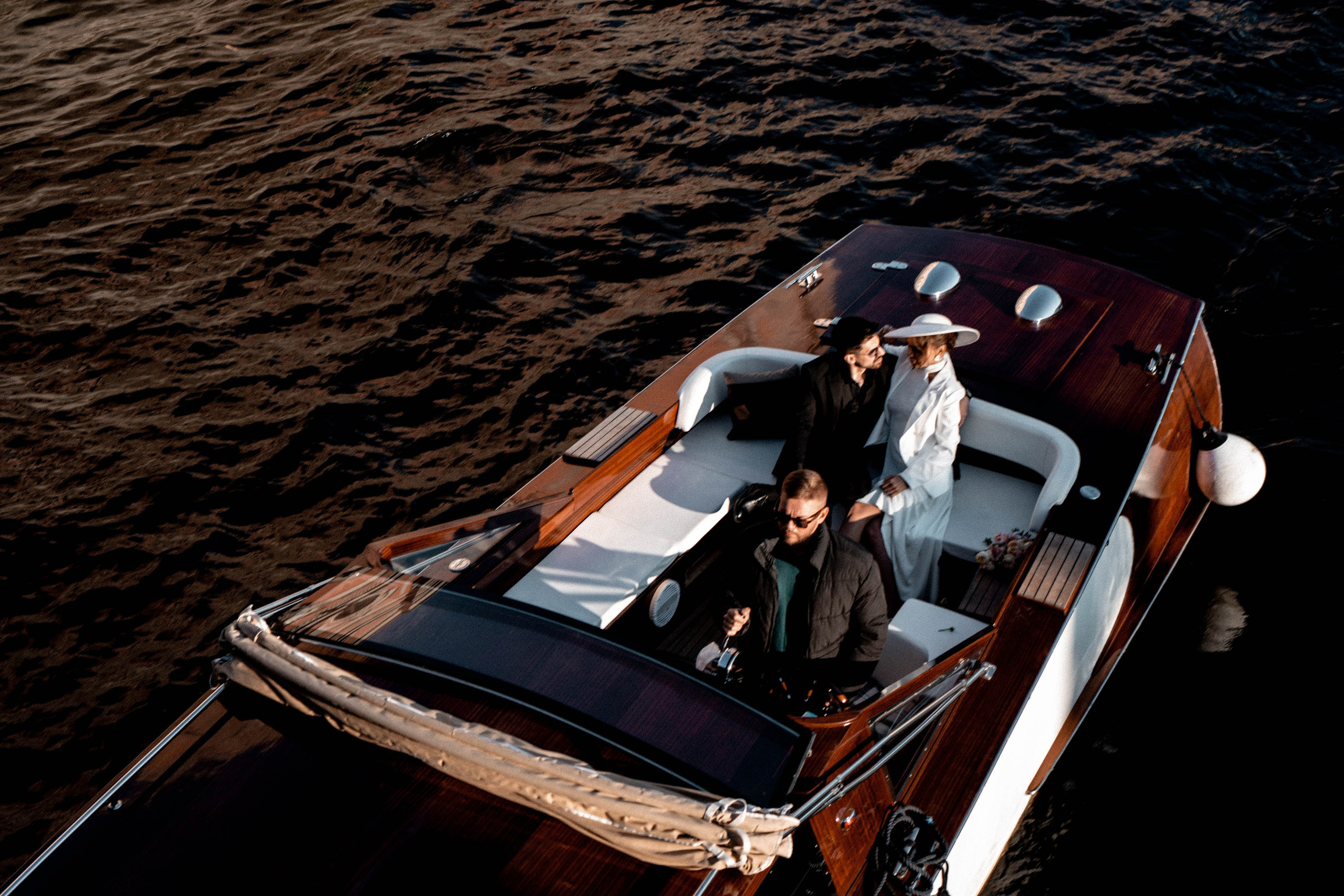 СВАДЕНБНАЯ СЬЕМКА НА КАТЕРЕ ПО КАНАЛАМ САНКТ-ПЕТЕРБУРГА И В АКВАТОРИИ НЕВЫ. Профессиональный фотограф, Санкт-Петербург — Виктория Богомолова