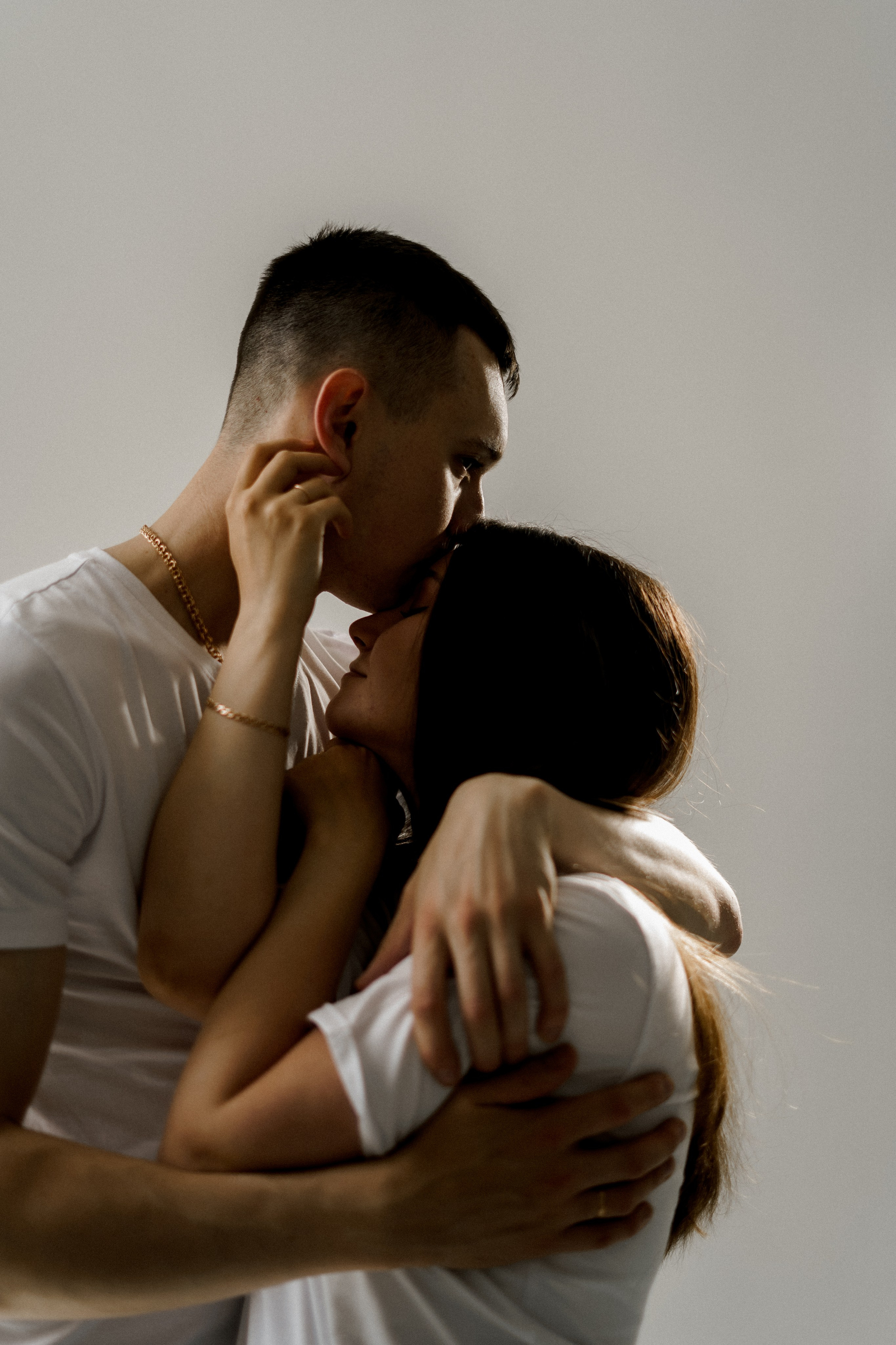 Фотосессия лав стори в студии сахалин. Фотограф сахалин