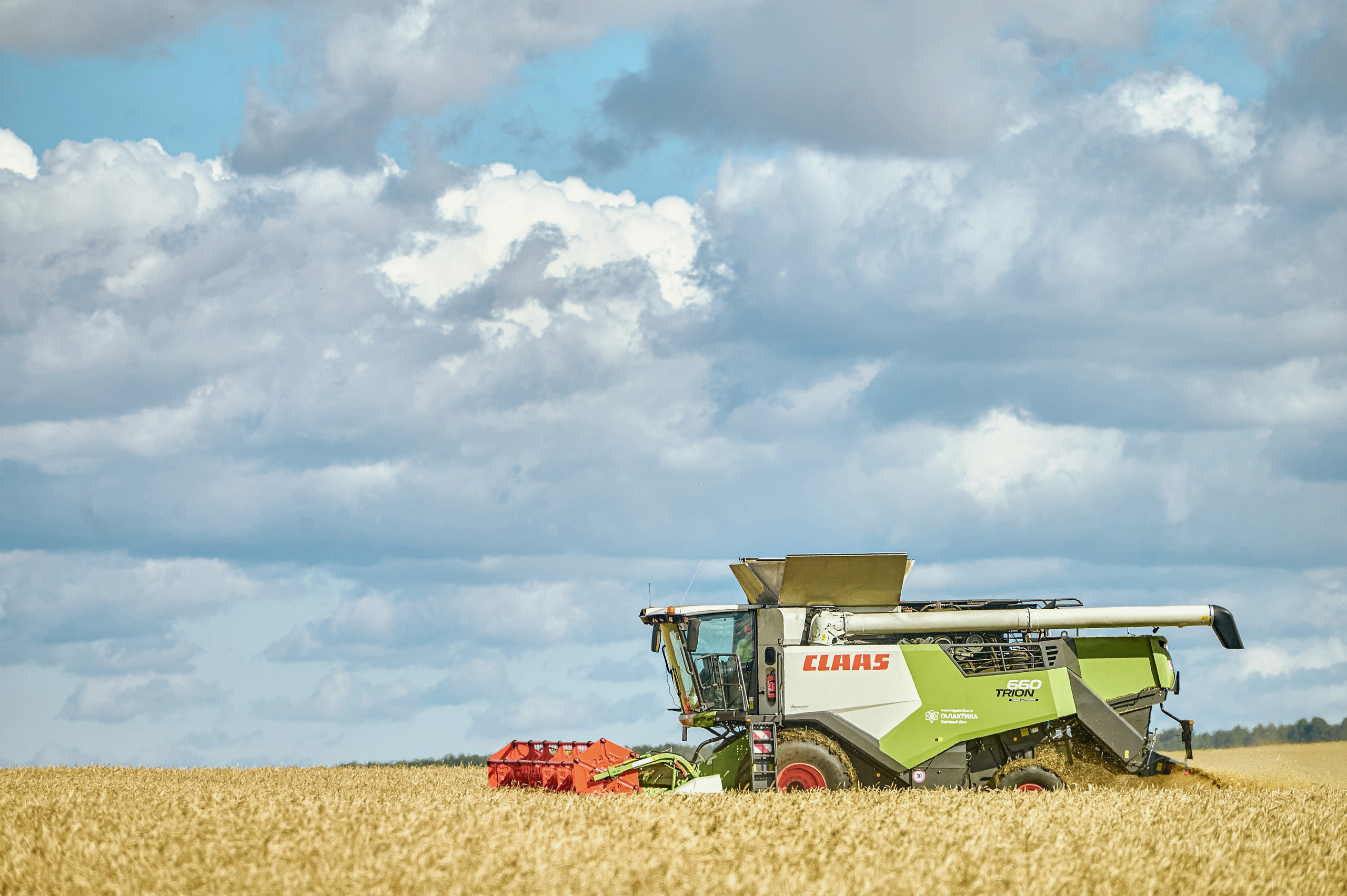 Сельхозтехники Галактика — представление в работе близ г. Абакан. Фотограф Яковлев Роман — Красноярск