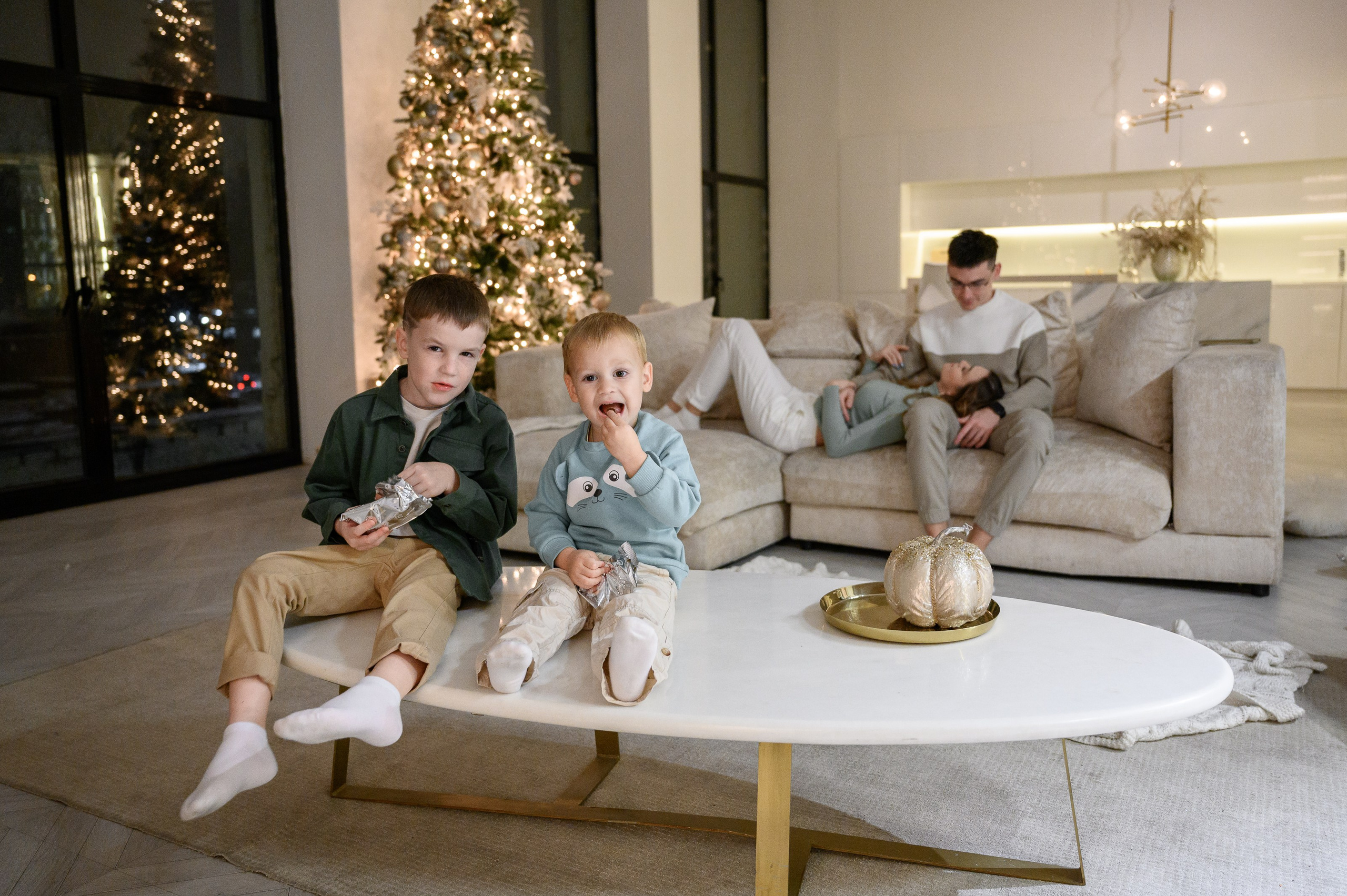 Семейная новогодняя фотосессия в фотостудии Мимика, зал Мия. Semerlina.ru