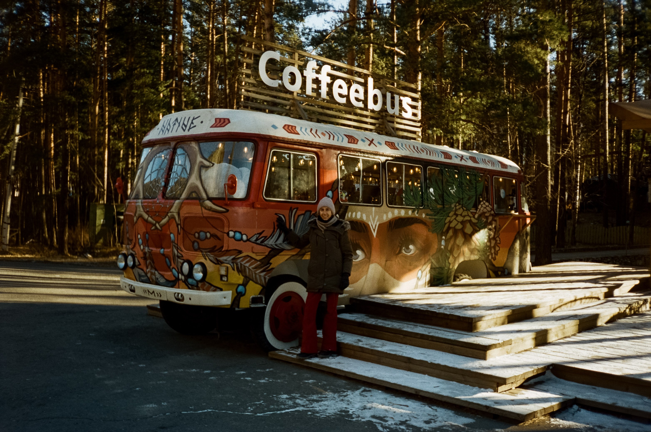 Зимний Coffee Bus в «летнем» лесу. Чемал. Фотограф-документалист Мария Осокина