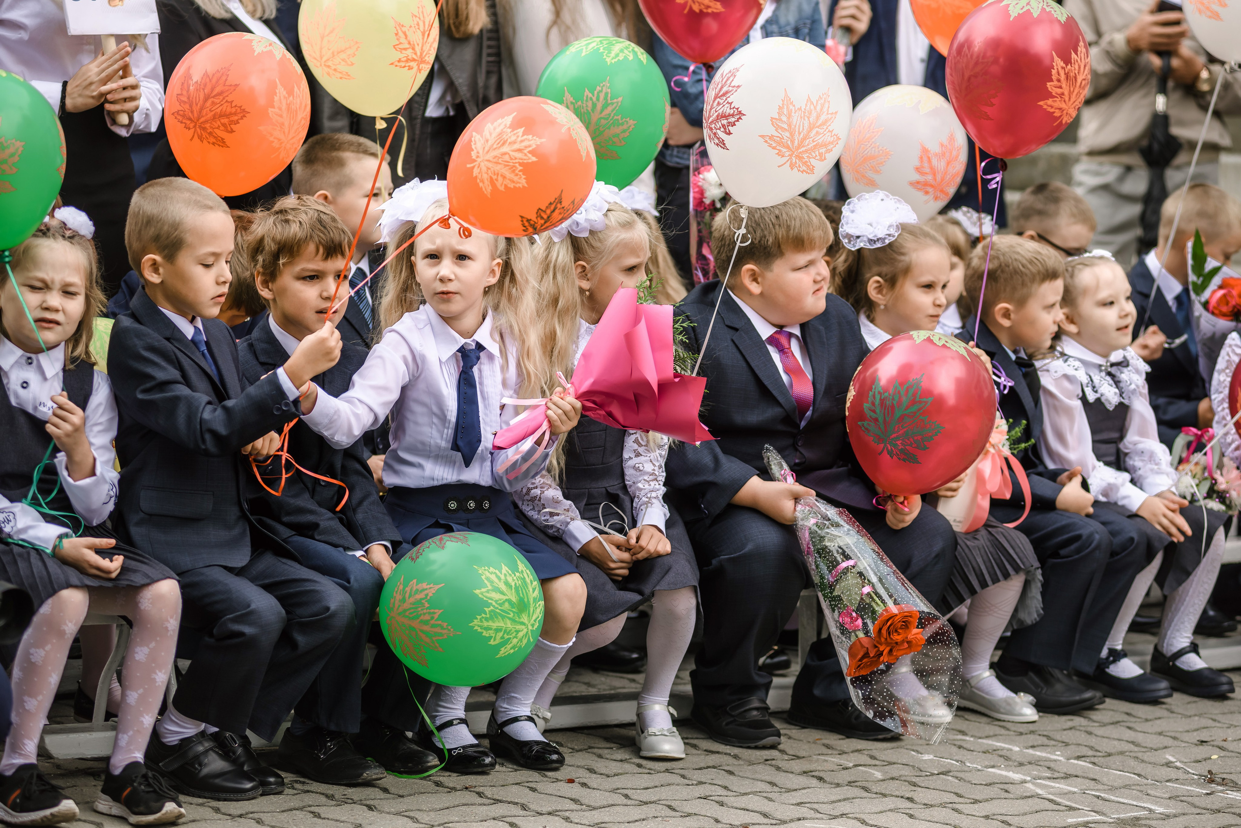Линейка 11-е классы 2023. Фотограф Галина Лисанова, г. Брянск
