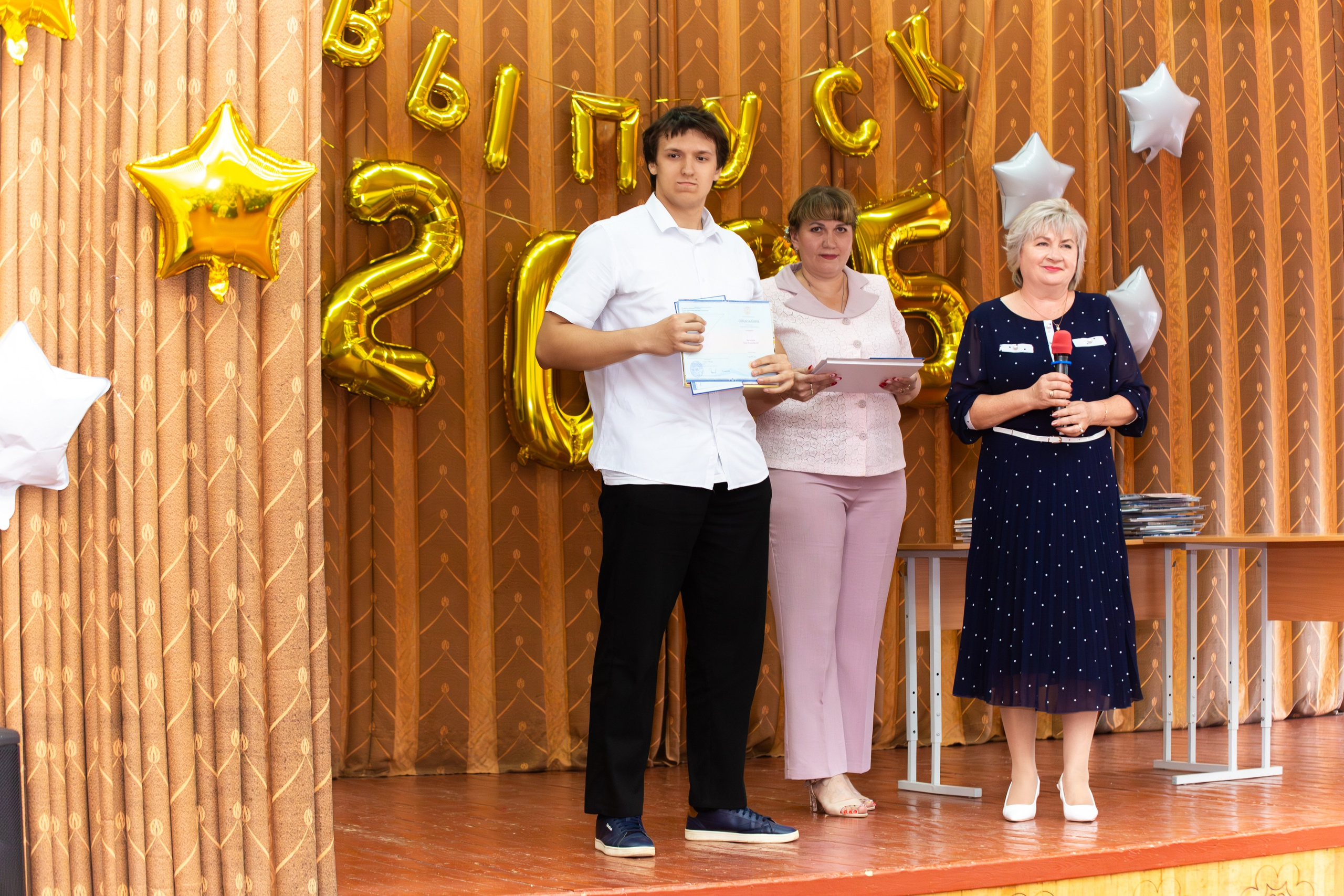 ВРУЧЕНИЕ ДИПЛОМОВ 2025 9 ШКОЛА Г.МЦЕНСК. Профессиональный фотограф в Мценске и Орловской области