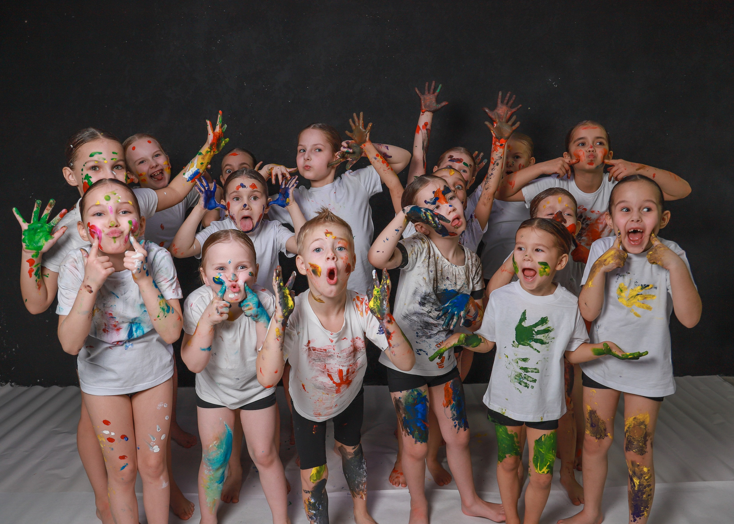 Младшие с красками. Фотограф Юлия Мальцева