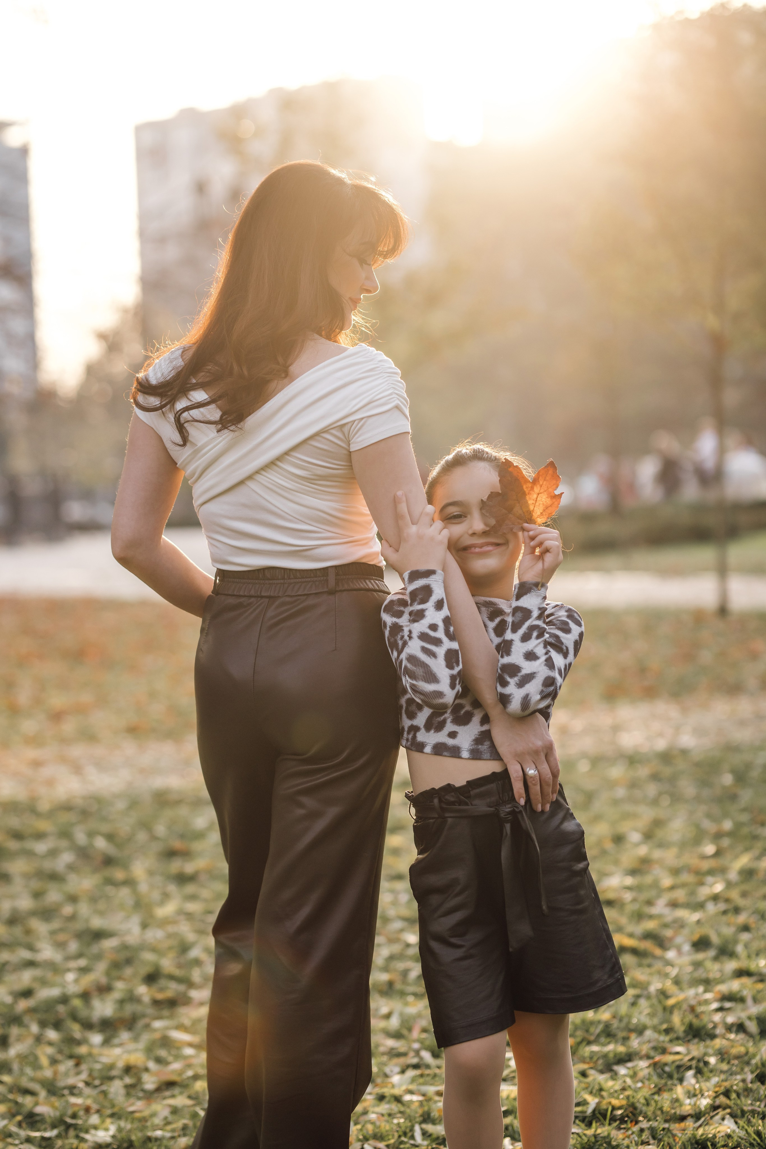 Мама и дочь, осенняя городская прогулка. Фотохудожник Наталия Кирсанова
