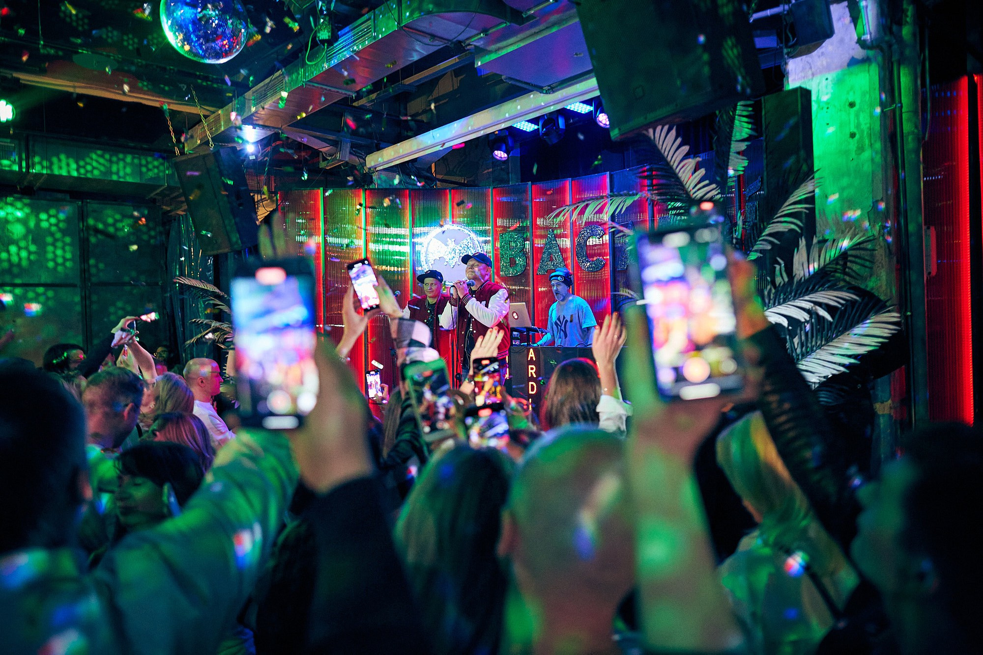 Фотограф на концерте группы «Мальчишник» — репортажная съёмка в баре. Репортажный фотограф в Москве — Дмитрий Тарасов | Съёмка мероприятий, концертов, корпоративов