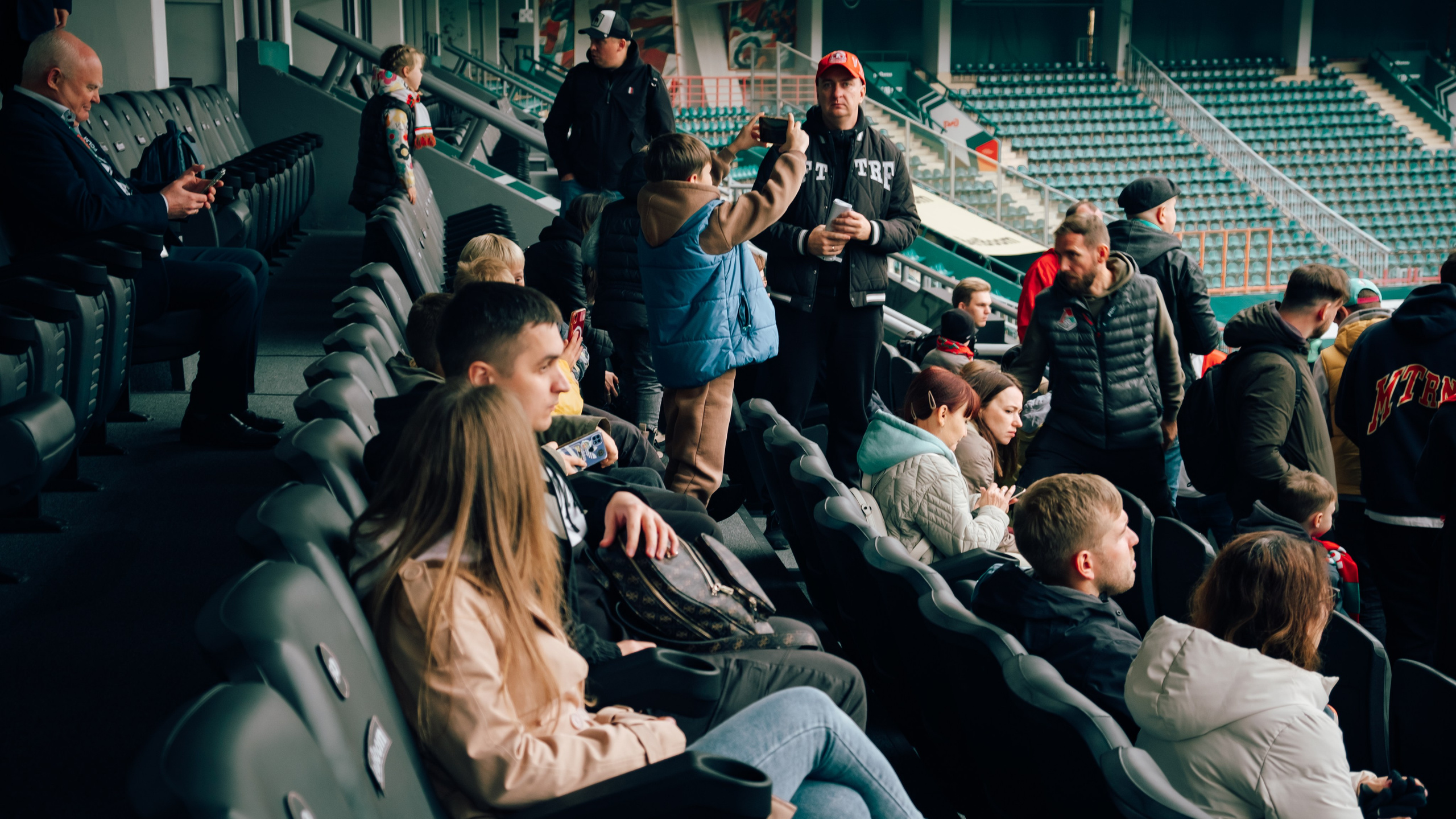 Pubblicità. Fotografo a Mosca con un’atmosfera notturna di foto