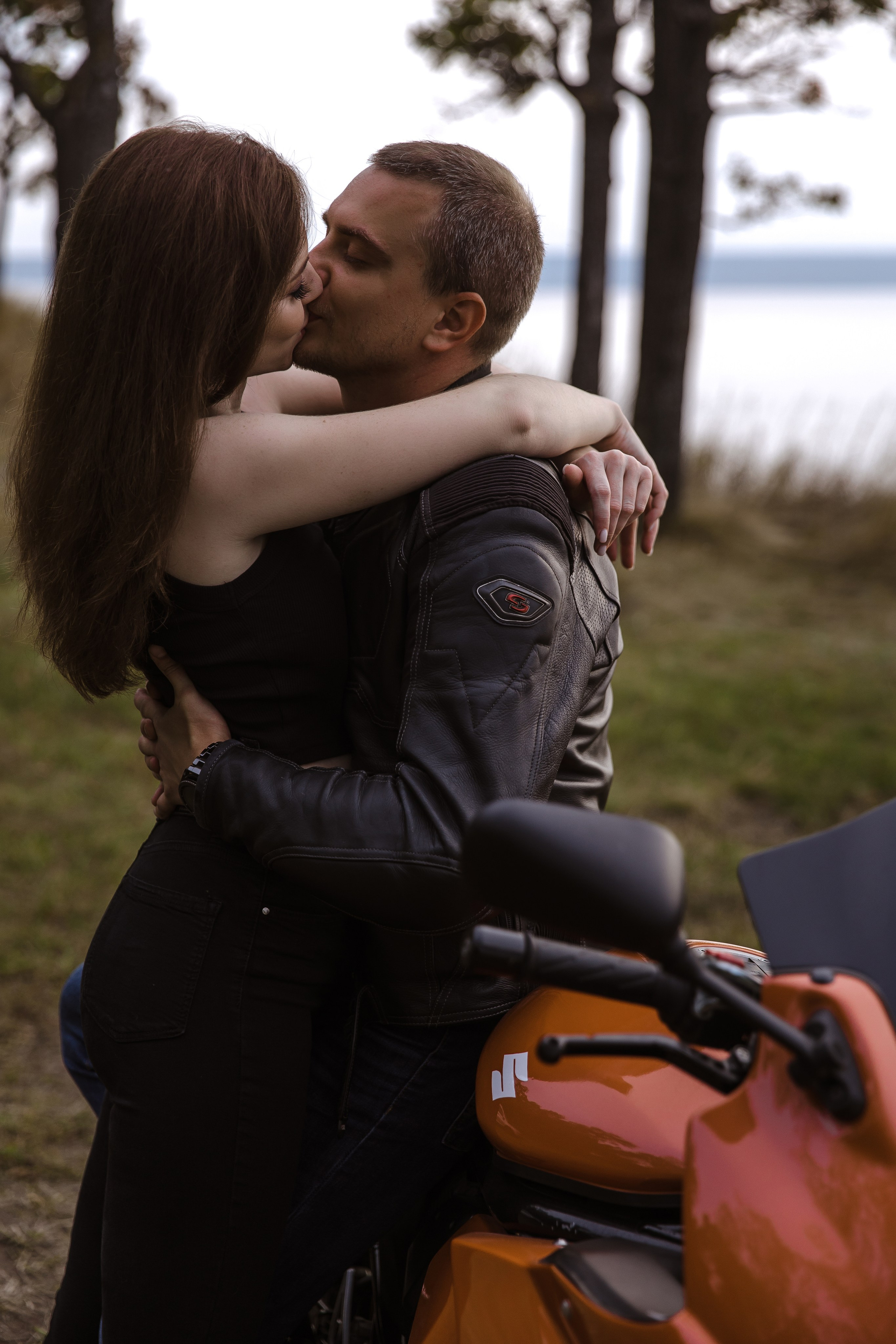 Фотосессия лавстори с мотоциклом на природе. Свадебный и семейный фотограф в Самаре и Тольятти | Елена Топанцева