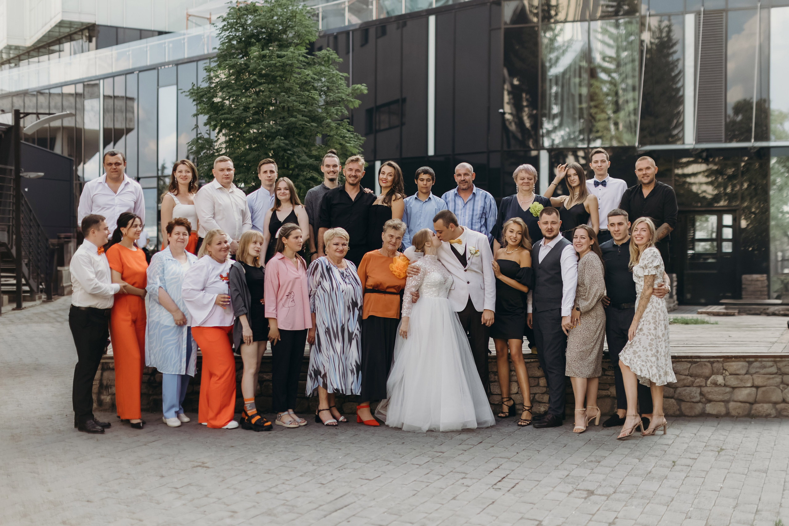 Свадьба в лофт Онегин, фото гостей на фоне ресторана