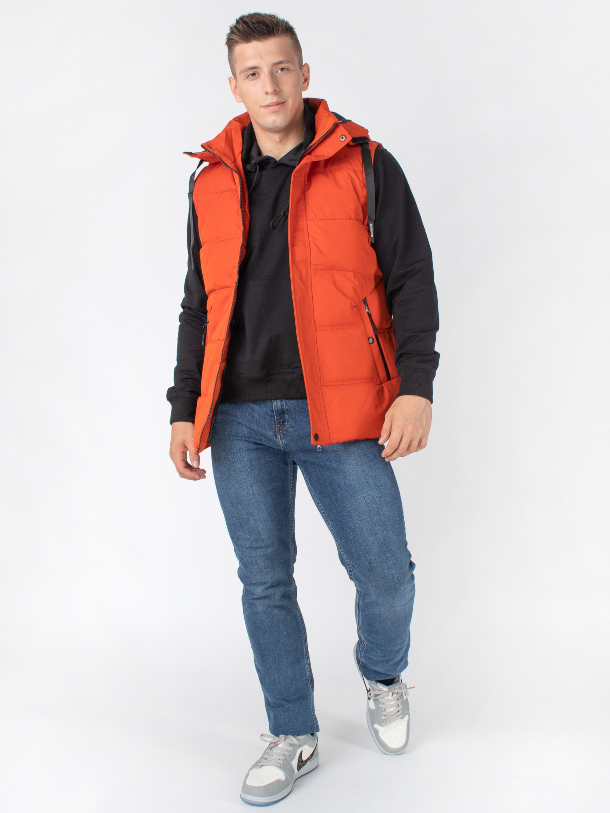 Жилетка мужская на модели