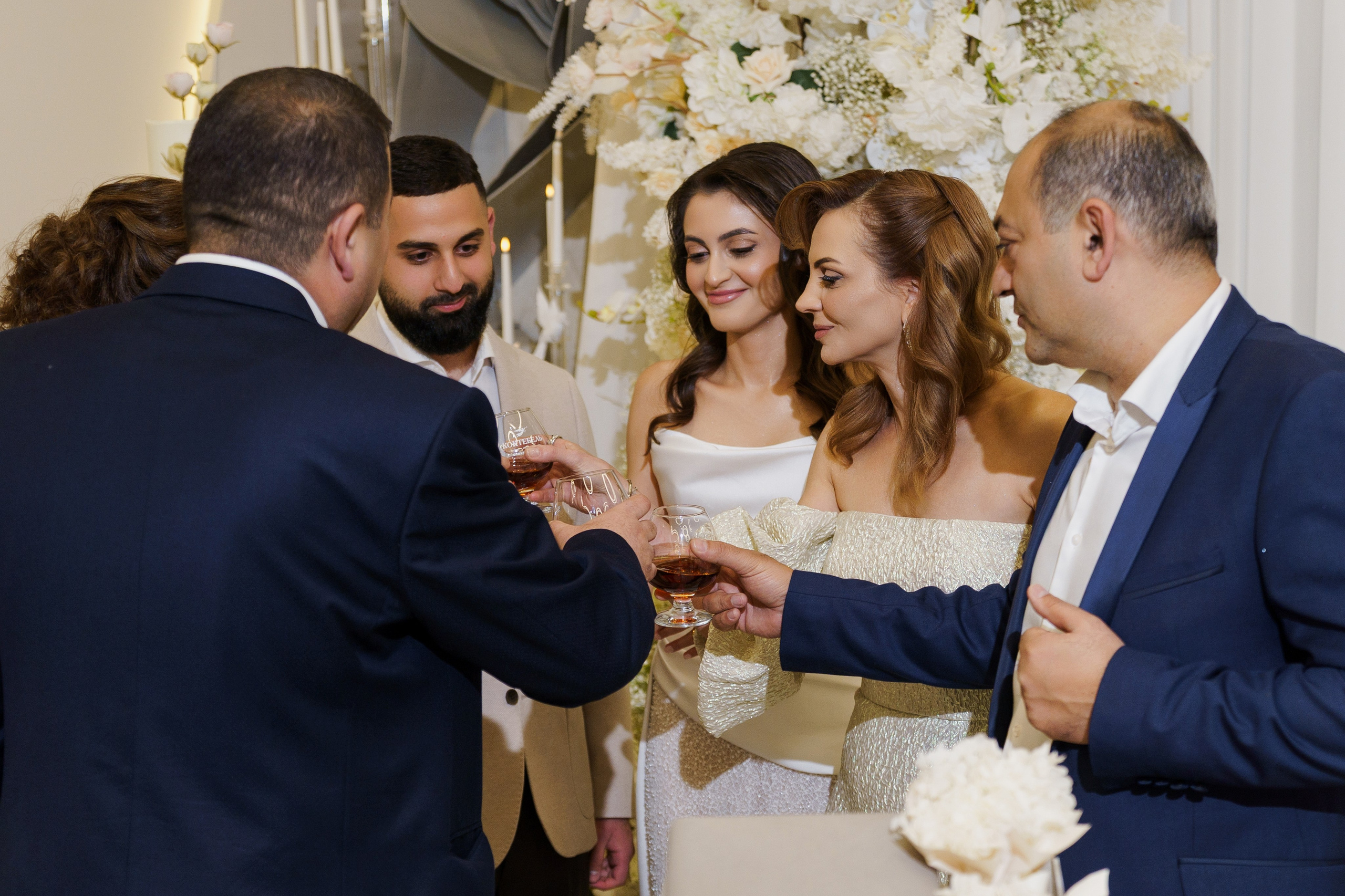 Красивое обручение на берегу чёрного моря в Лермонтово от ТВИНС СТУДИО. ТВИНС СТУДИО — лучшие свадебные фотографы и видеографы в Краснодаре