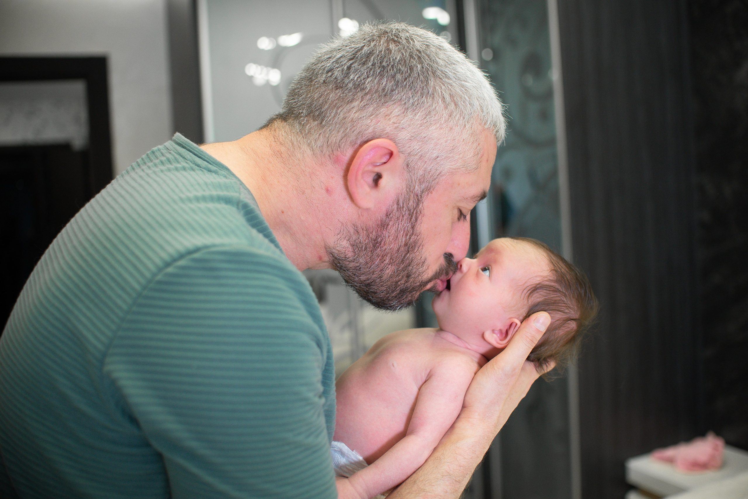 Крошка Манэ дома с родителями. Семейный фотограф на выписку из роддома и крещение Минск Настя Гришук