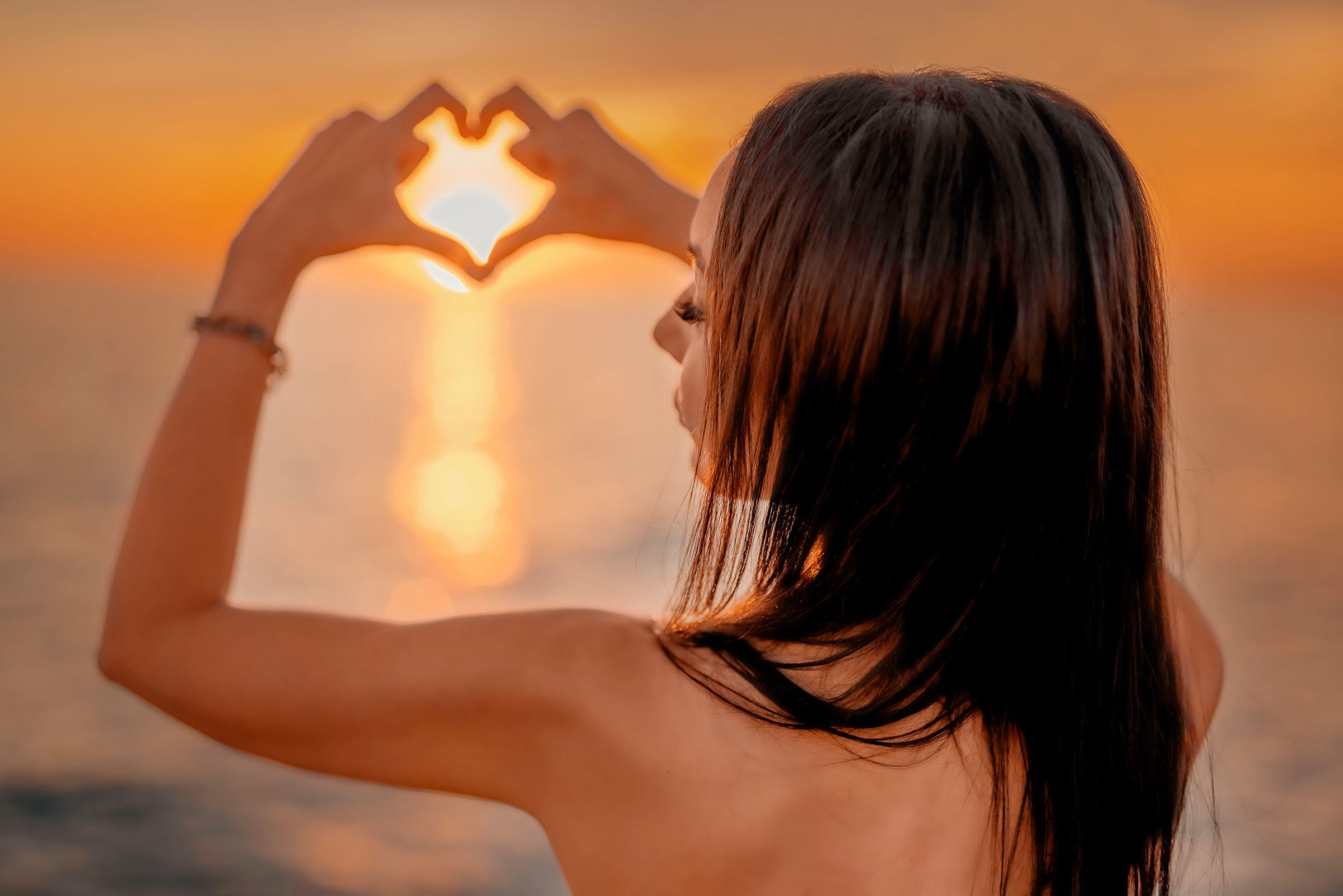 Фотосессия на закате девушки в Адлере у моря.