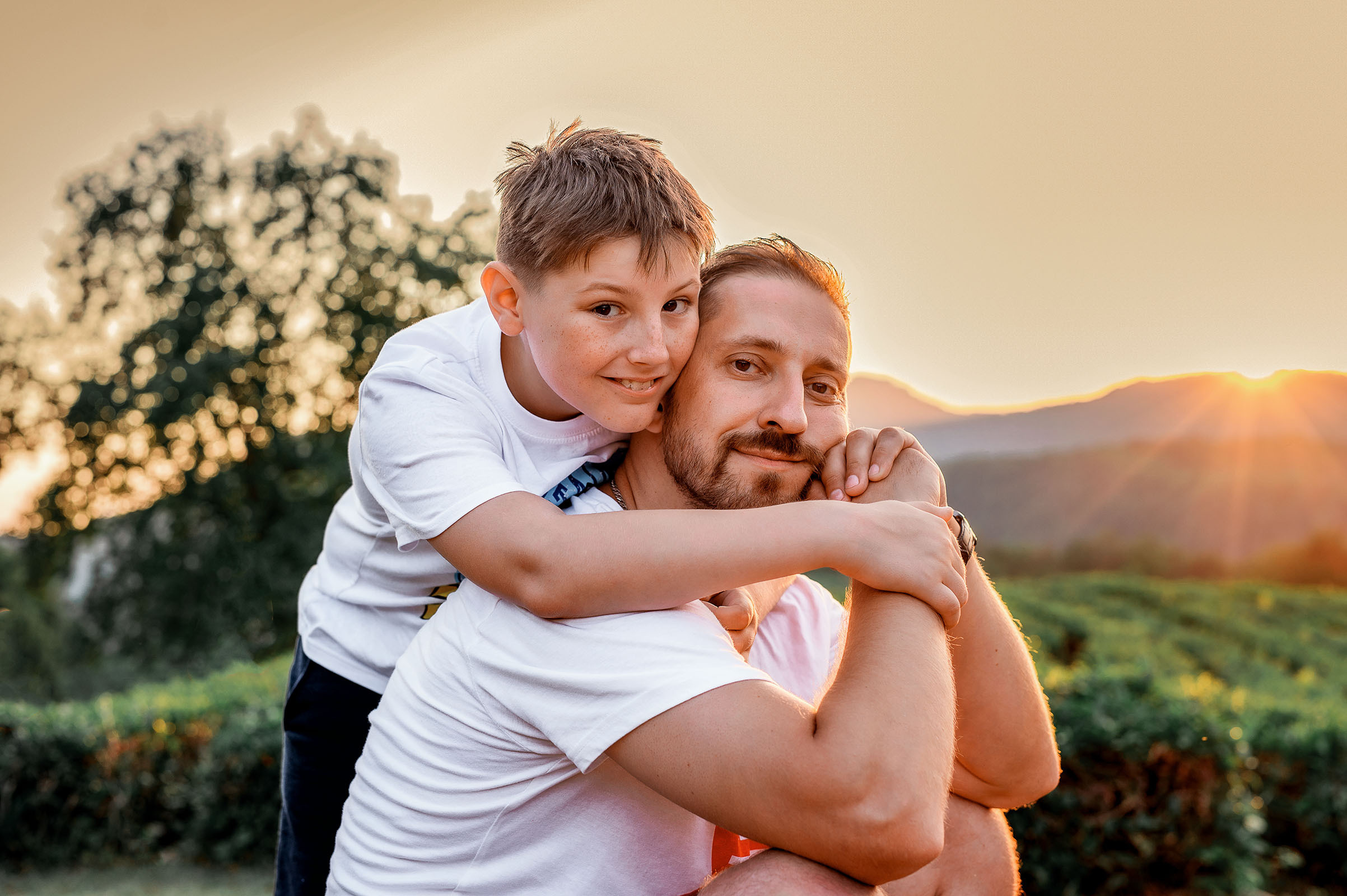 Папа и сын на закате в чайных плантациях города Сочи.