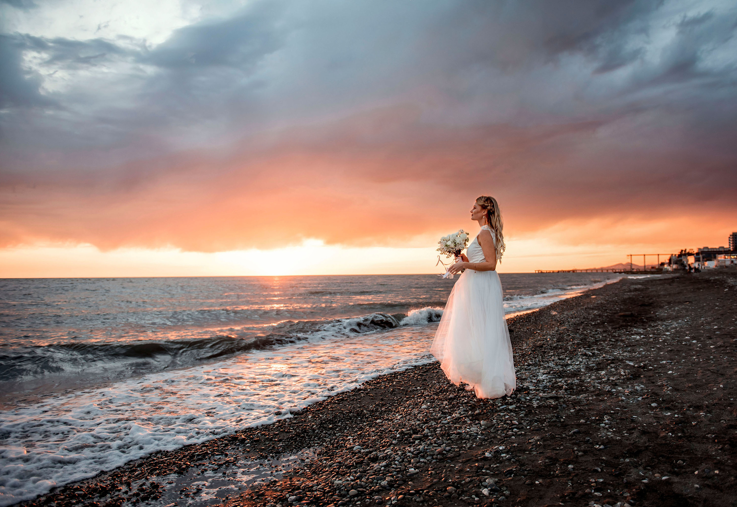  Милая невеста на закате у черного моря.