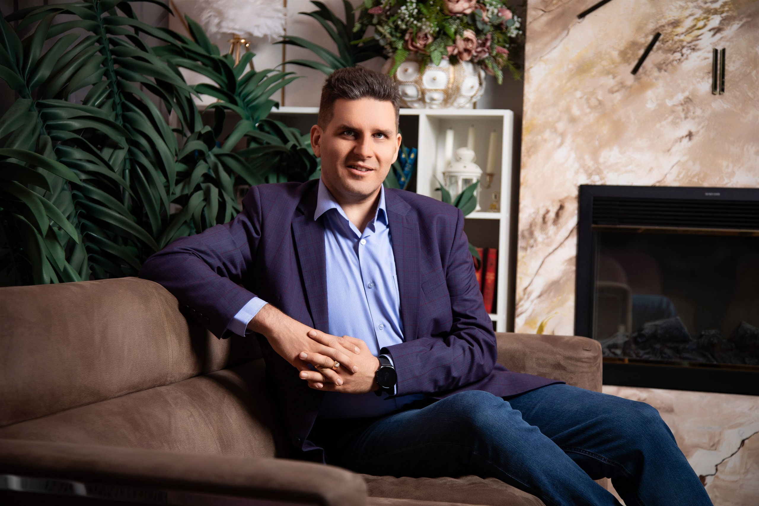 Профессиональная мужская фотосессия в Fotogen: Ваша история в кадре. Интерьерная фотостудия FOTOGEN г. Краснодар