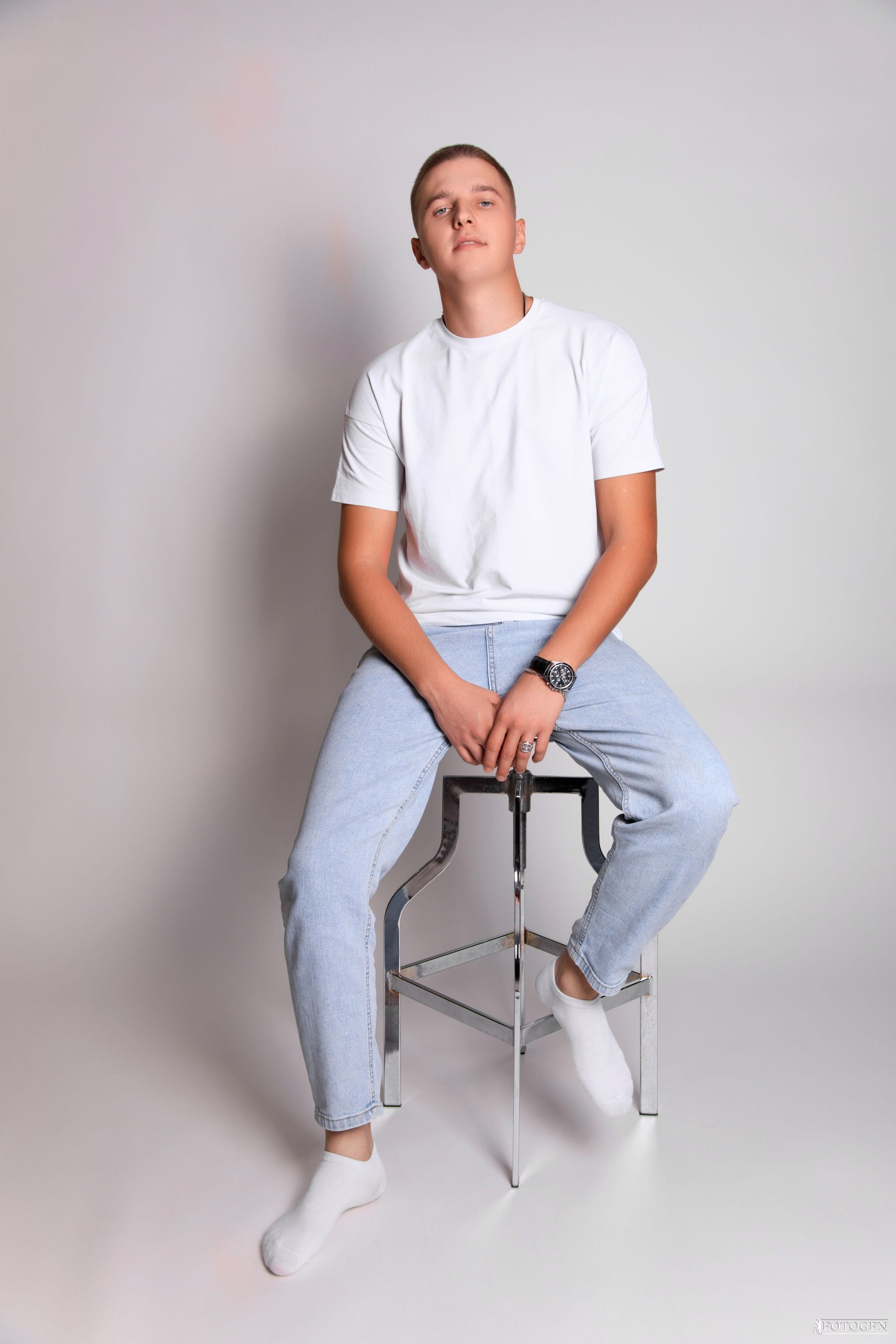 Профессиональная мужская фотосессия в Fotogen: Ваша история в кадре. Интерьерная фотостудия FOTOGEN г. Краснодар