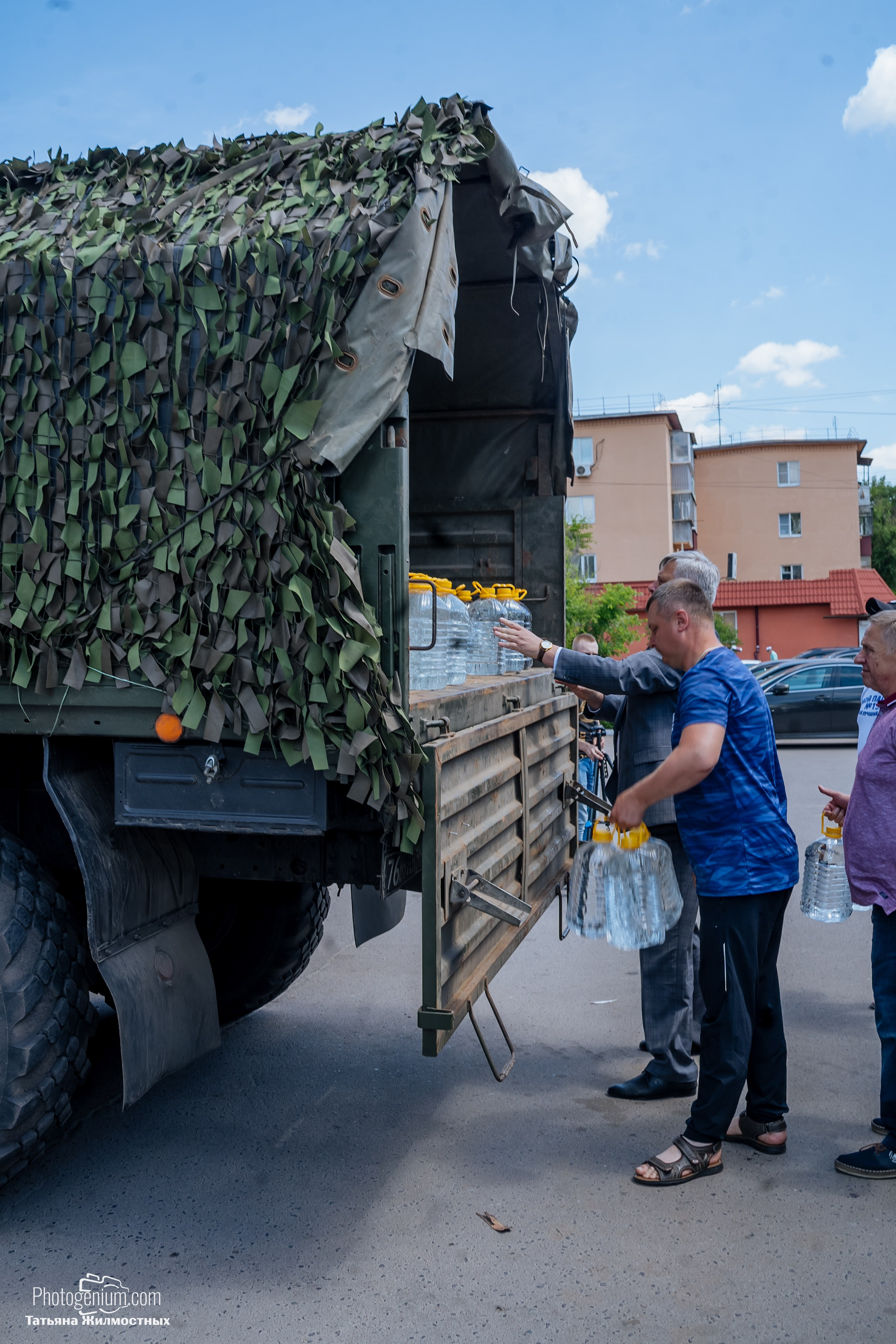 8 июня «Патриоты из Курска» сбор гуманитарной помощи у кинотеатра «Родина». Фотограф Нижний Новгород Татьяна Кейод