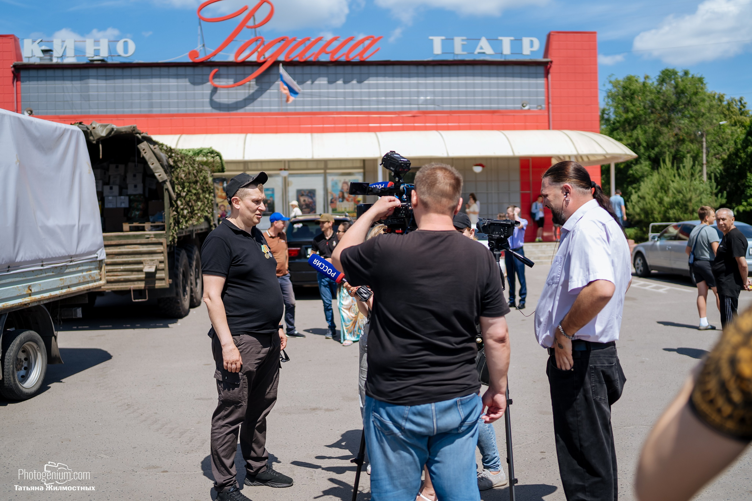8 июня «Патриоты из Курска» сбор гуманитарной помощи у кинотеатра «Родина». Фотограф Нижний Новгород Татьяна Кейод