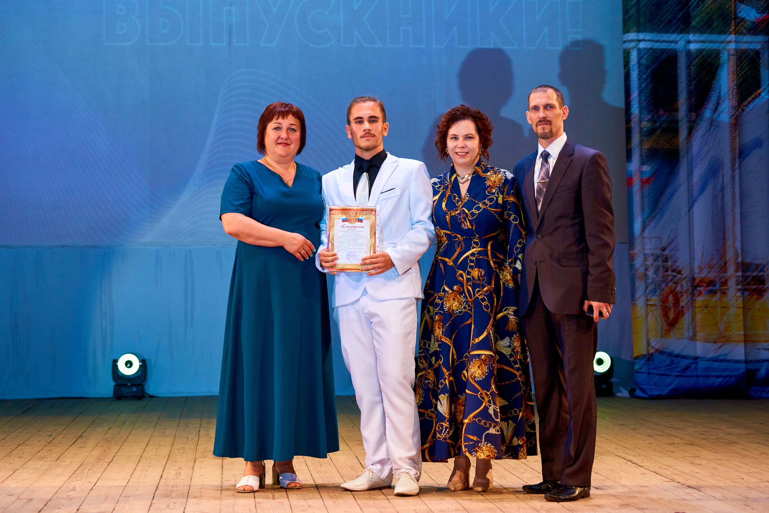 Вручение аттестатов 2023. 11 класс. Childrenfoto.ru