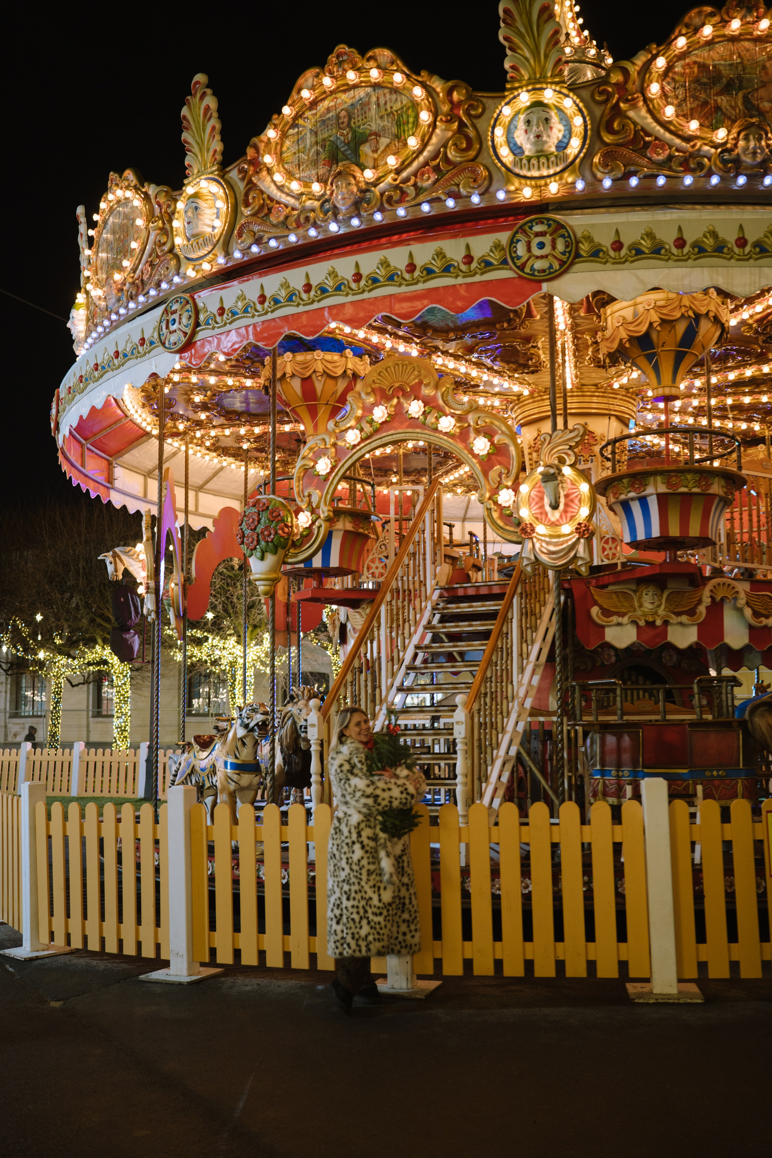 ПРОГУЛКА НА МАНЕЖНОЙ ПЛОЩАДИ ДЛЯ ДЕВУШКИ ПЕРЕД НОВЫМ ГОДОМ (НОВОГОДНЯЯ ФОТОСЕССИИЯ НА МАНЕЖНОЙ ПЛОЩАДИ). Профессиональный фотограф, Санкт-Петербург — Виктория Богомолова