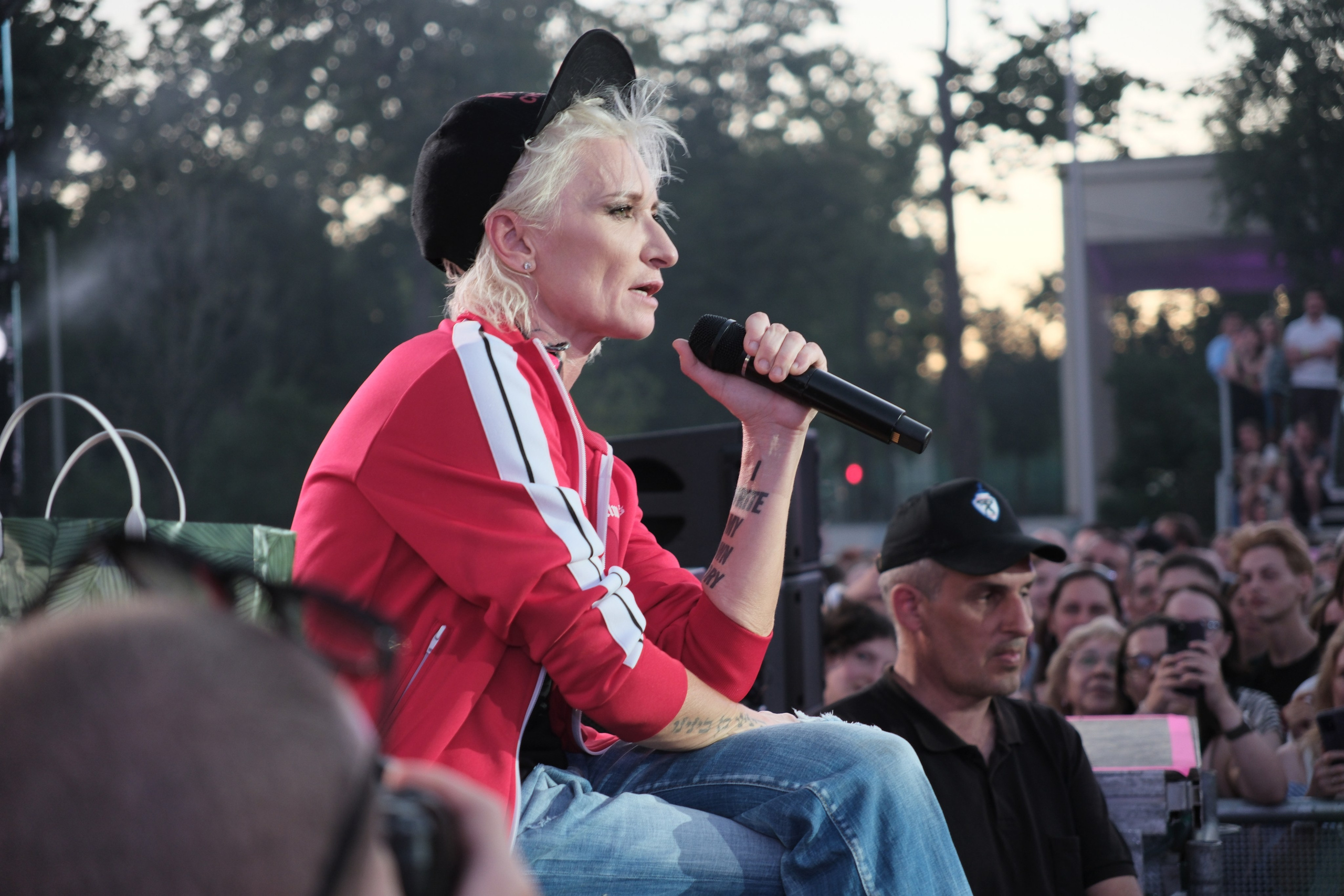 Диана Арбенина (группа «Ночные снайперы») — Москва, МТС Live Лето 2024. RedGeek - блогер и стручњак за образовање и ИТ Кирил Ситнов