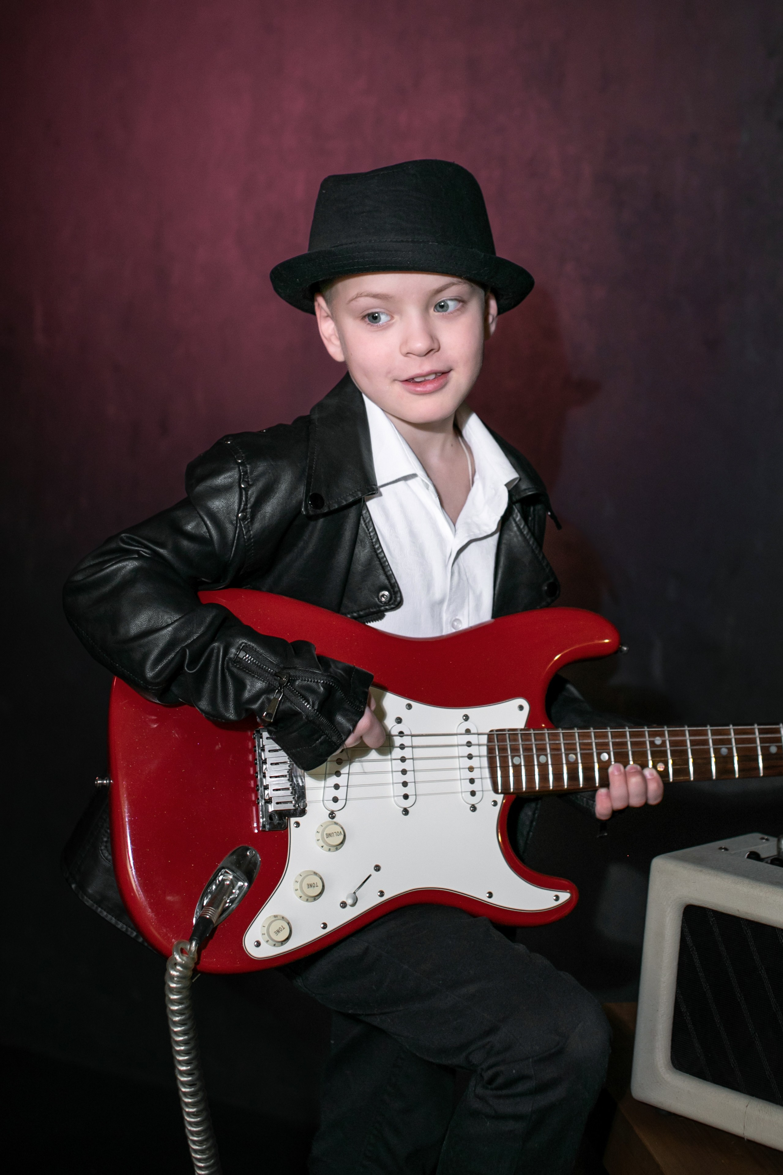 Фото с гитарой. Надежда Рыжова, портретная и контент-съемка в Челябинске