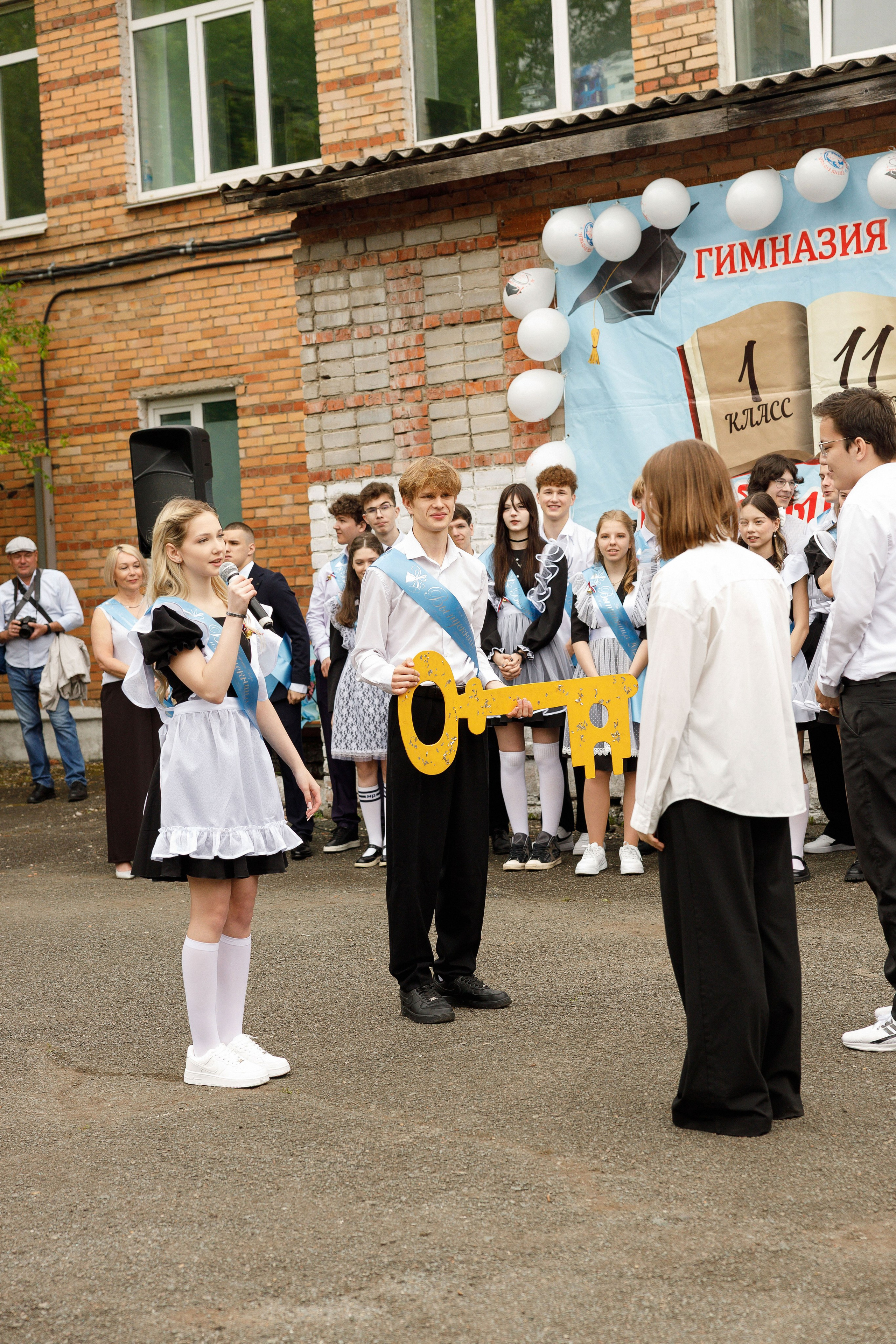 Последний звонок Гимназия Артем. Photoalbum-vl.ru