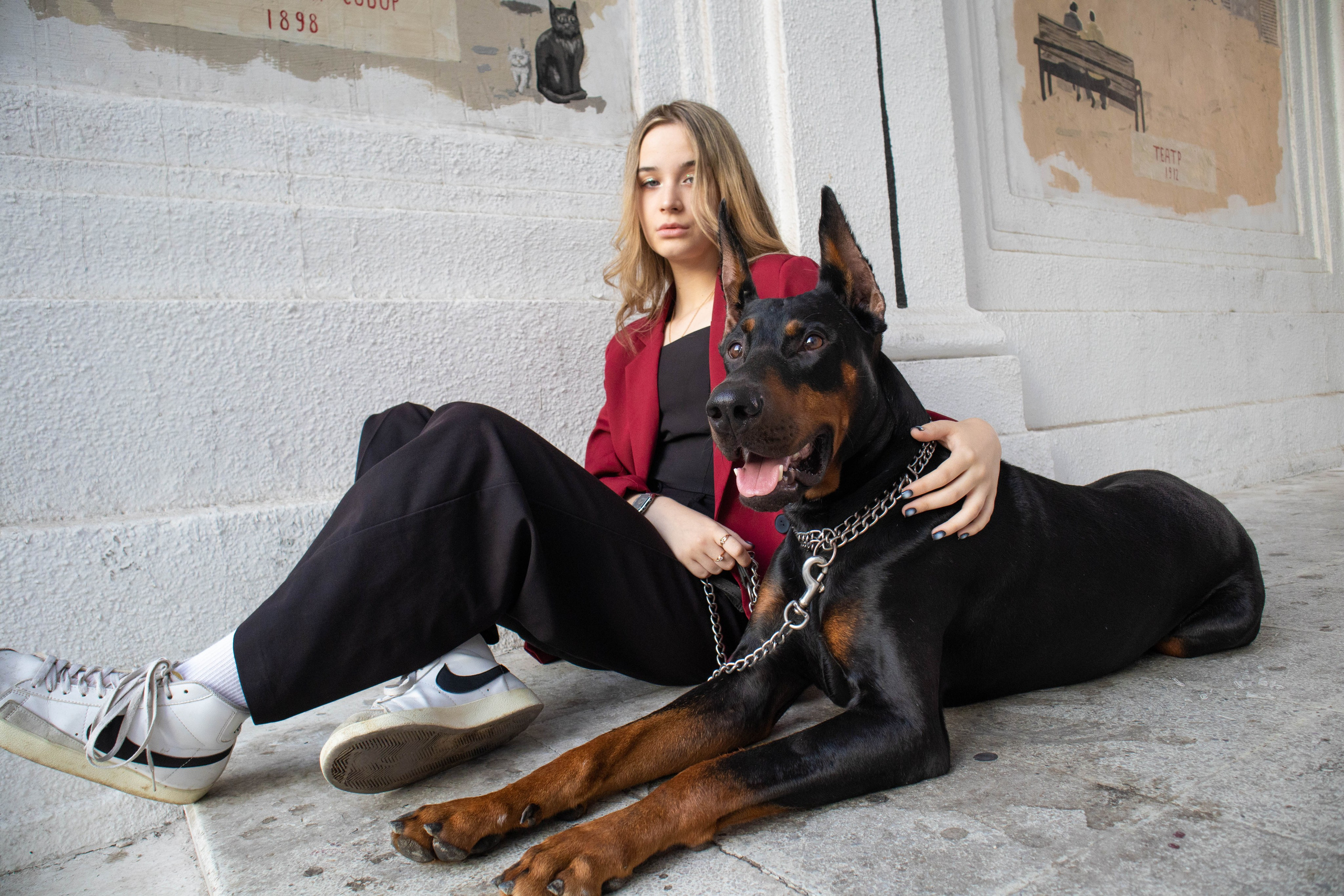 «Жизнь в ритме шага: пара с доберманом». Уличный фотограф Города N