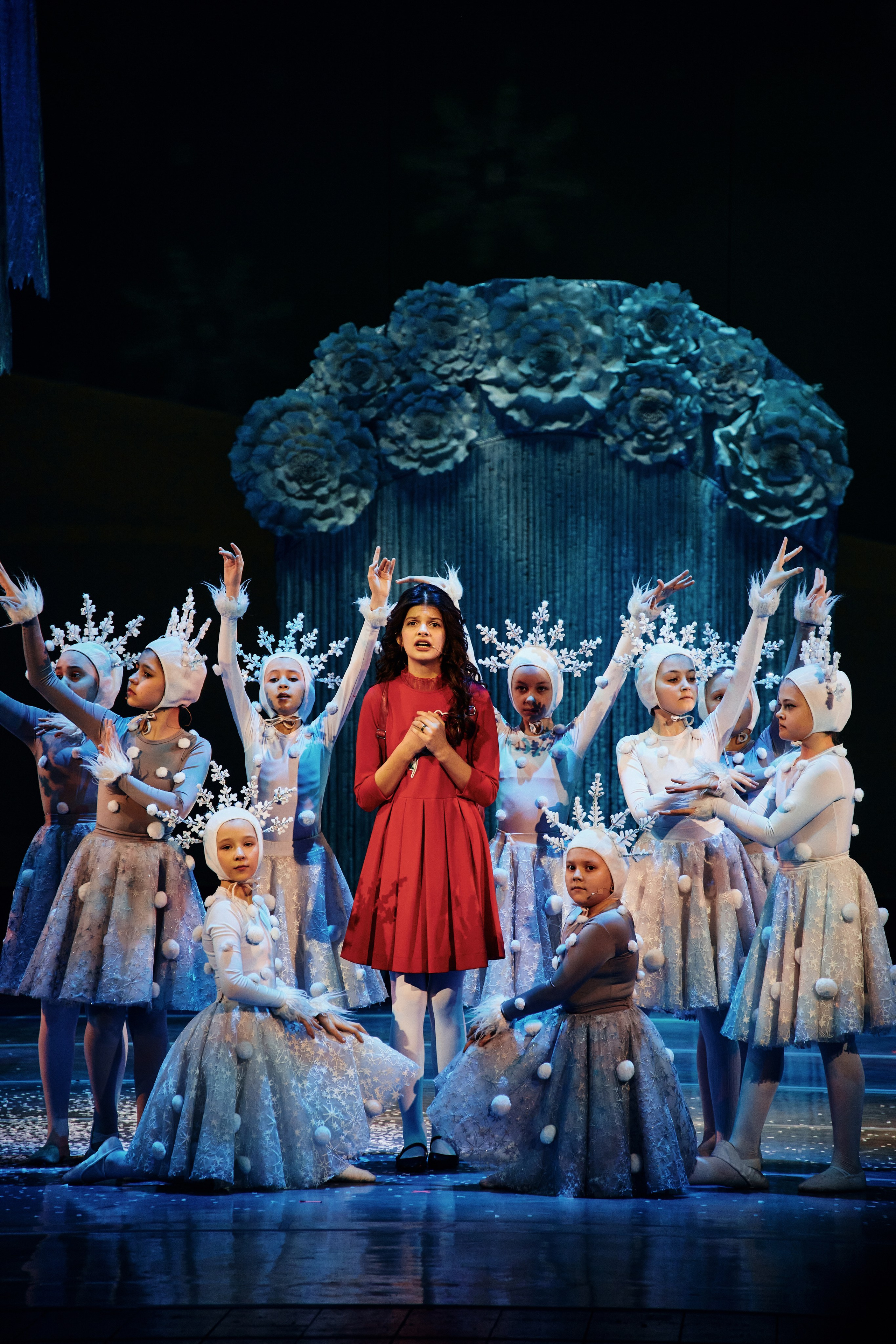 Сцена с Гердой в спектакле "Снежная королева"