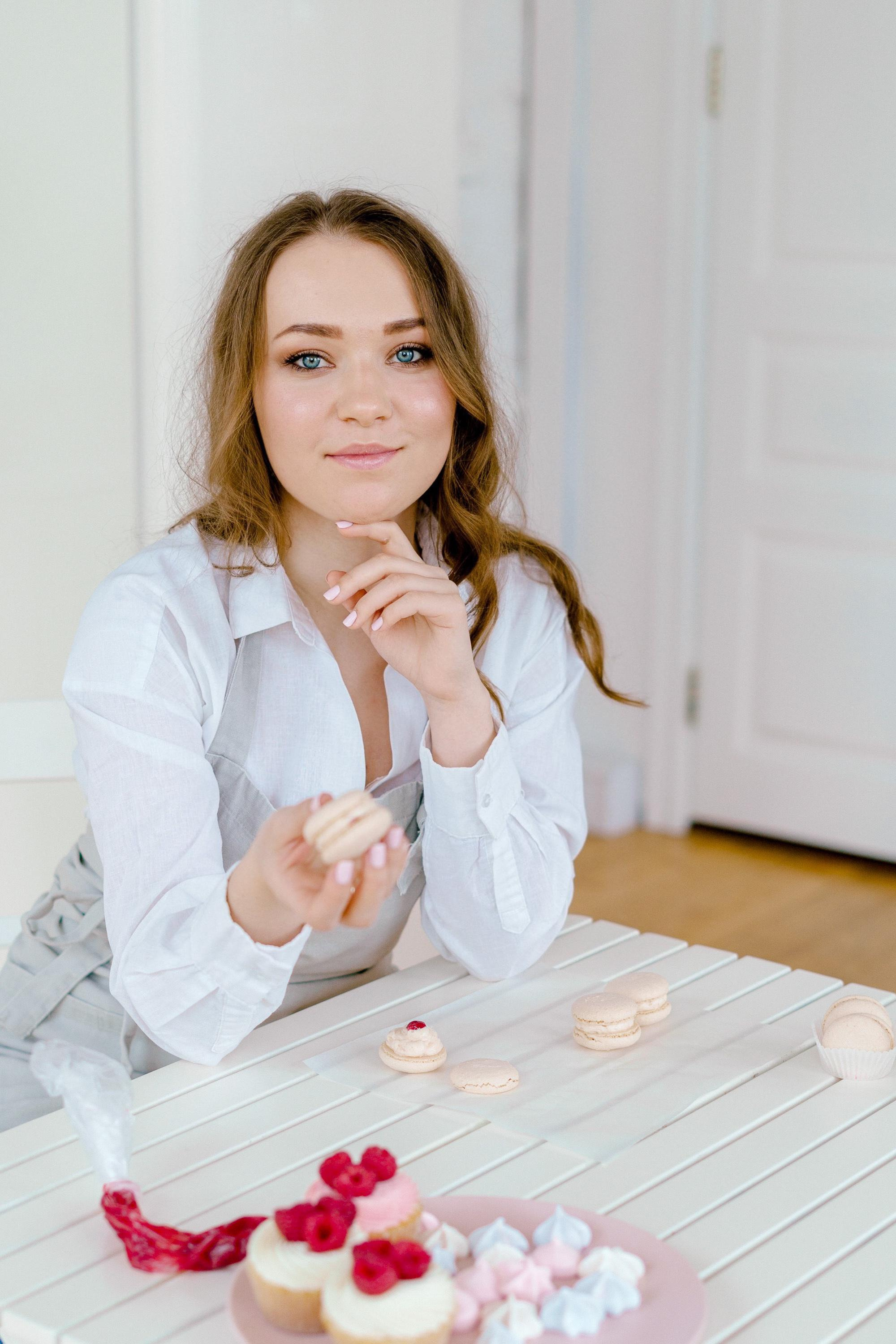 Бренд фотосессия домашнего кондитера в светлой фотостудии в Москве