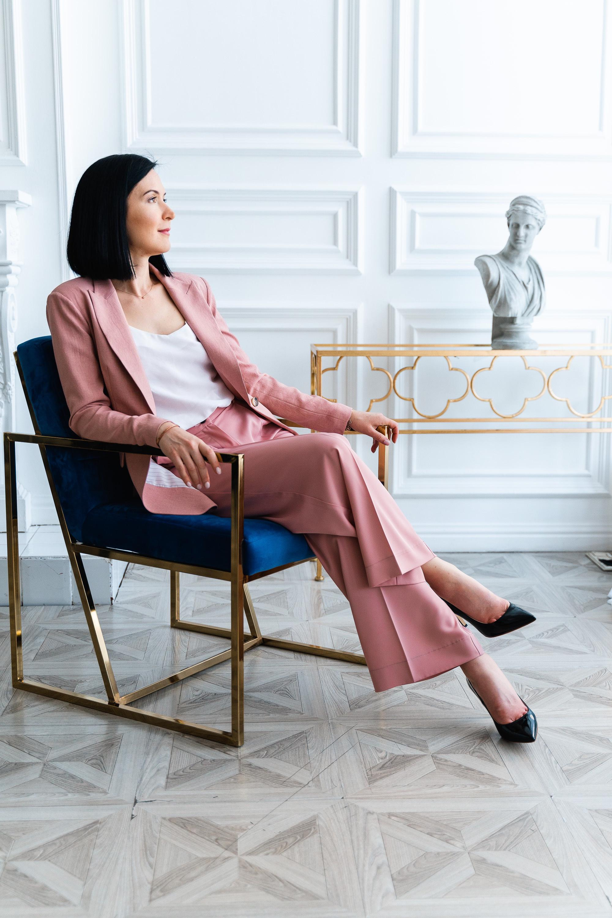 Деловой портрет дизайнера интерьера в костюме