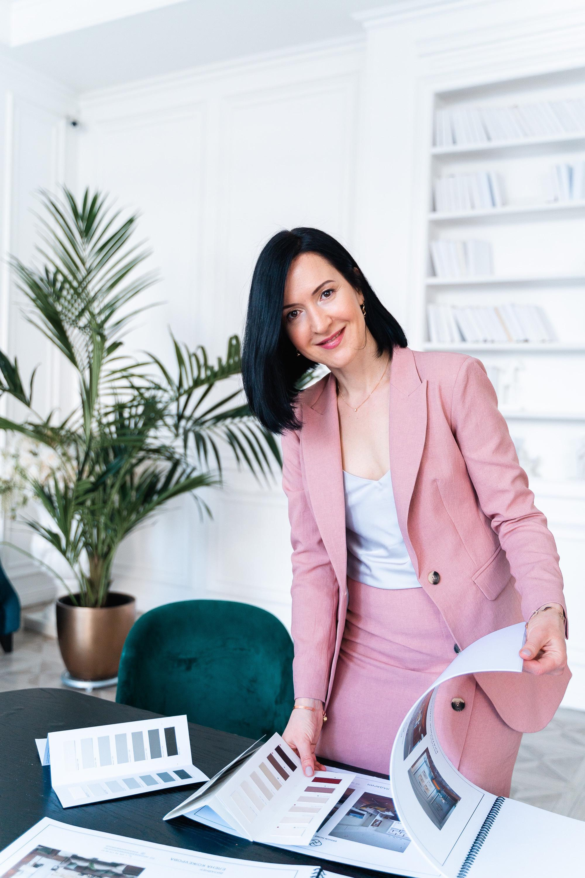 Бизнес портрет молодой женщины дизайнера интерьера