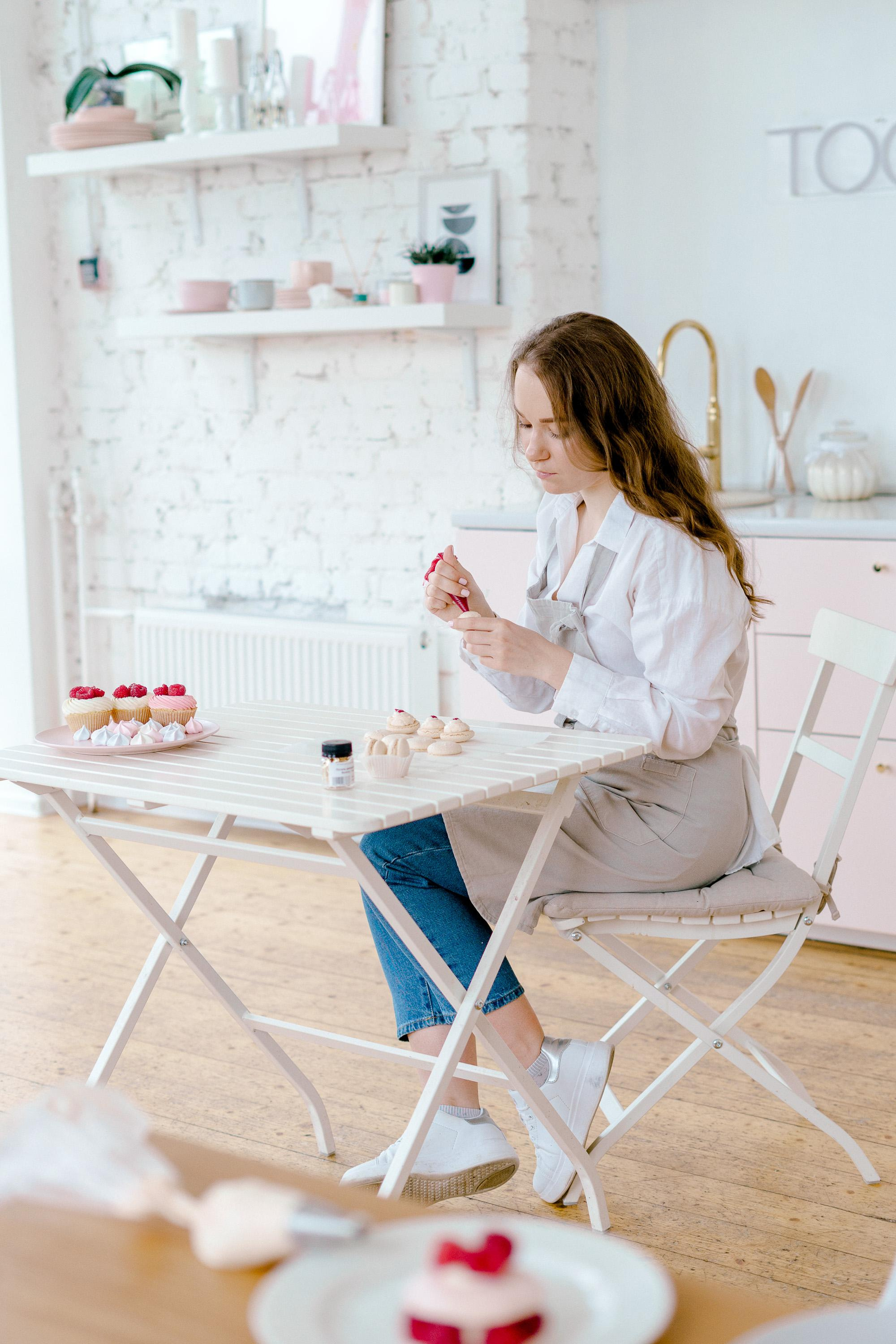 Бренд фотосессия для домашнего кондитера в Москве - девушка за работой в светлой студии 
